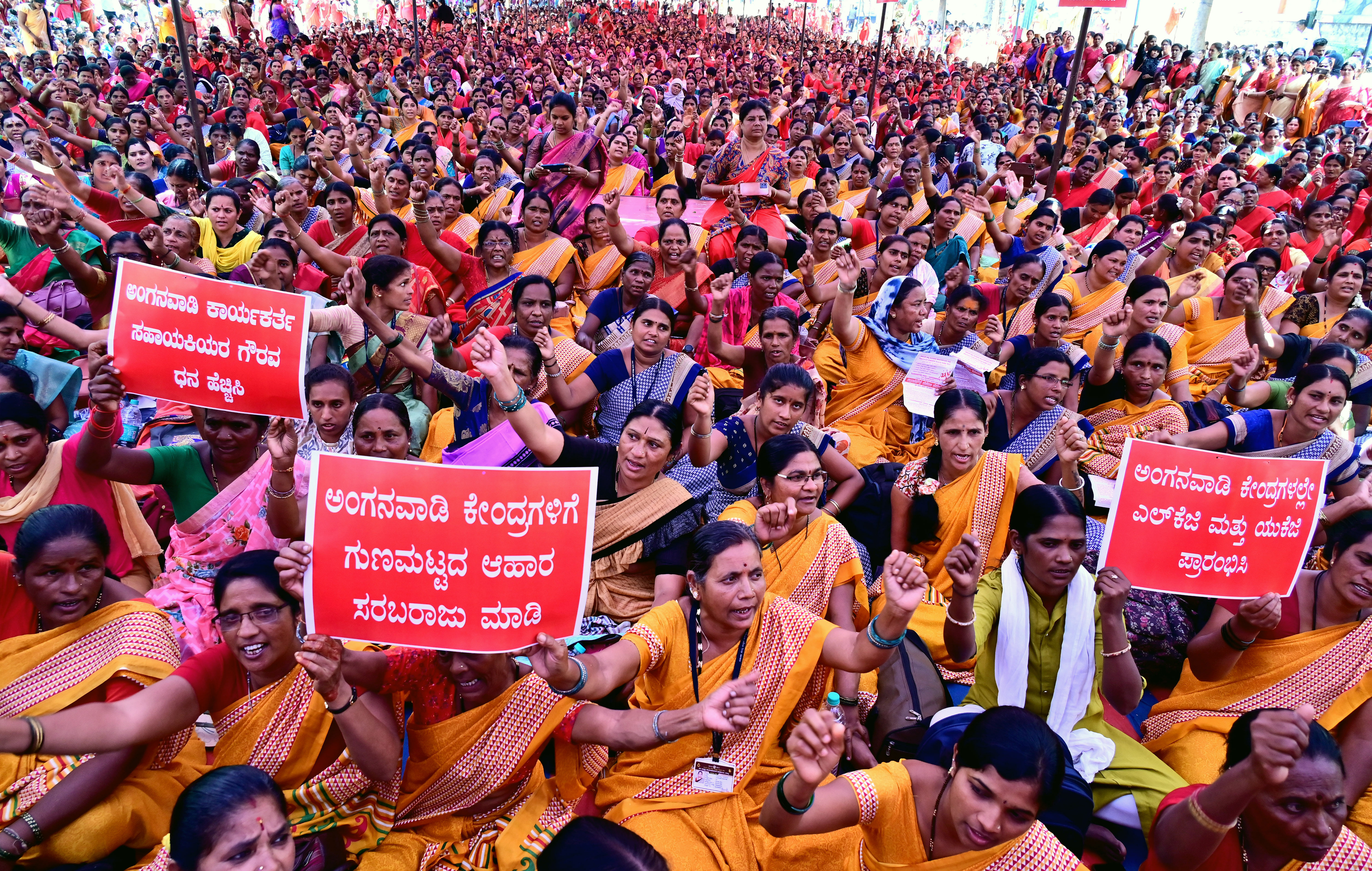 ಬೆಂಗಳೂರಿನ ಸ್ವಾತಂತ್ರ್ಯ ಉದ್ಯಾನದಲ್ಲಿ ರಾಜ್ಯ ಅಂಗನವಾಡಿ ಕಾರ್ಯಕರ್ತೆಯರು ಮತ್ತು ಸಹಾಯಕಿಯರ ಸಂಘಟನೆಗಳ ಸಂಯುಕ್ತ ಸಂಘರ್ಷ ಸಮಿತಿ ನೇತೃತ್ವದಲ್ಲಿ ಗುರುವಾರ ಪ್ರತಿಭಟನೆ ನಡೆಯಿತು
ಪ್ರಜಾವಾಣಿ ಚಿತ್ರ