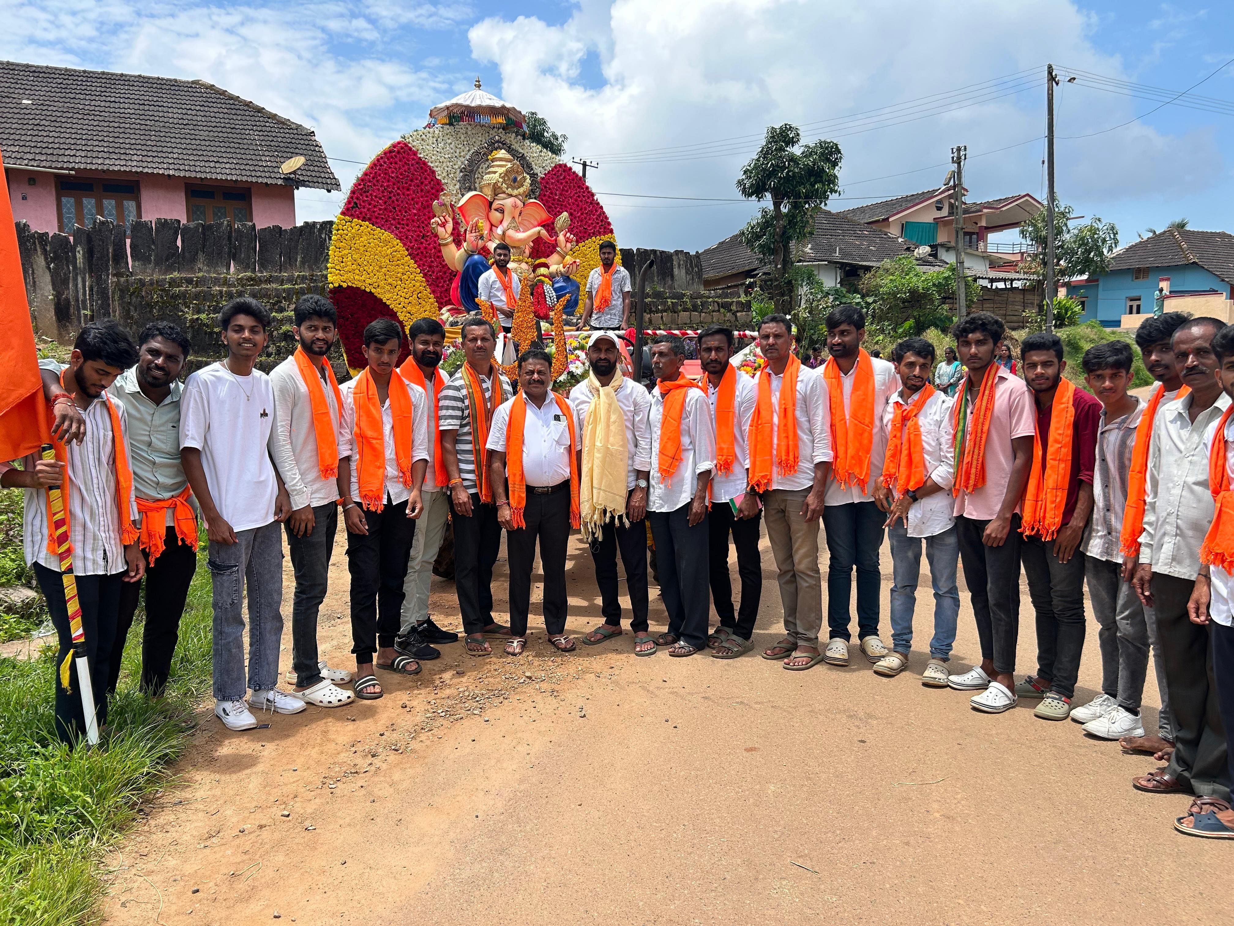 ಹೆತ್ತೂರು ಗಣಪತಿ ಸೇವಾ ಸಮಿತಿಯಿಂದ ಗ್ರಾಮದಲ್ಲಿ ಪ್ರತಿಷ್ಠಾಪಿಸಿದ್ದ ಗೌರಿ–ಗಣೇಶ ವಿಗ್ರಹದ ಮೆರವಣಿಗೆ ಗುರುವಾರ ಅದ್ಧೂರಿಯಾಗಿ ನಡೆಯಿತು