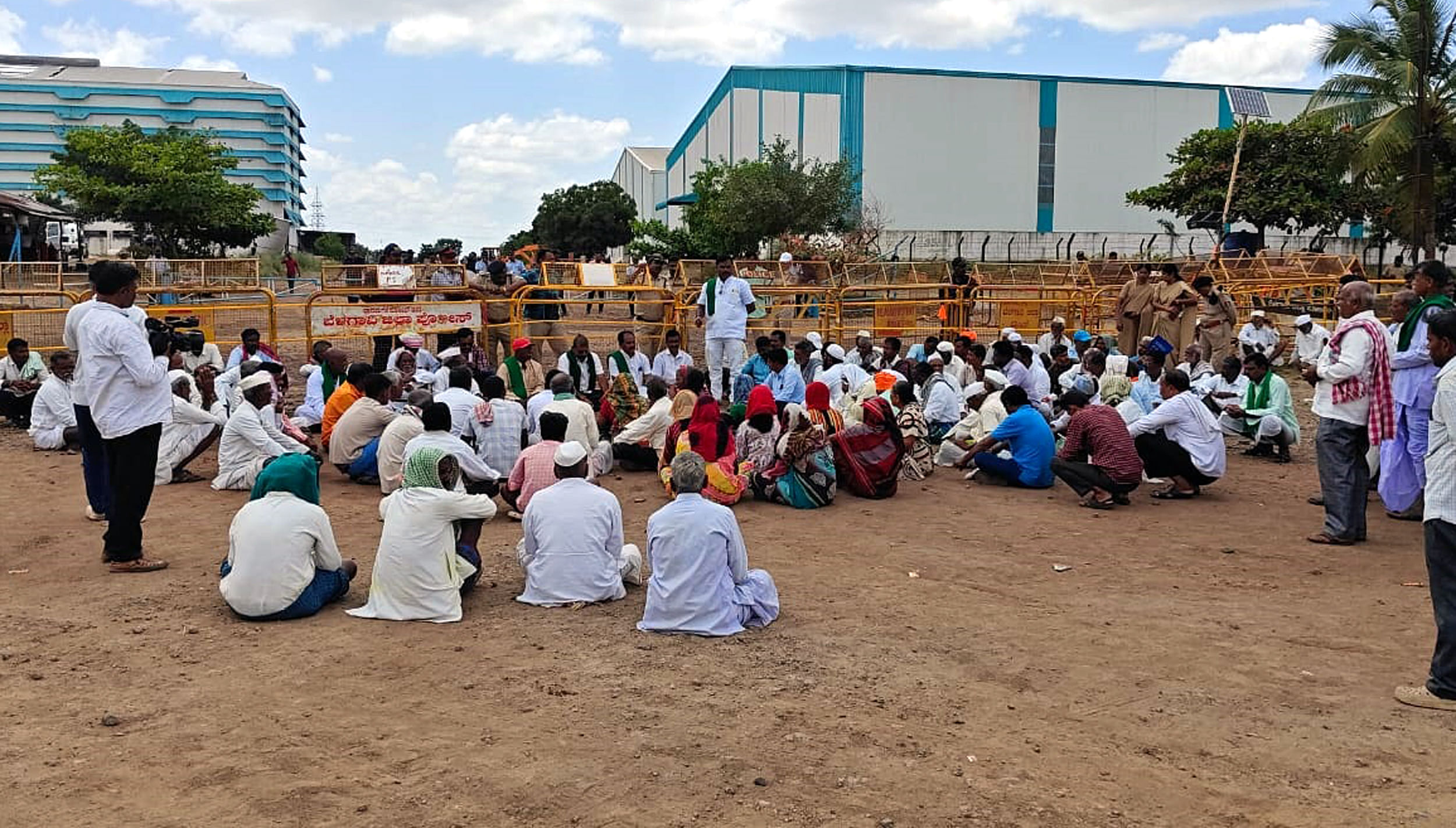 ರಾಮದುರ್ಗ ತಾಲ್ಲೂಕಿನ ಶಿವಸಾಗರ ಸಕ್ಕರೆ ಕಾರ್ಖಾನೆಯಿಂದಾದ ಅನ್ಯಾಯ ಖಂಡಿಸಿ ಉತ್ತರ ಕರ್ನಾಟಕ ರೈತ ಮತ್ತು ಕಬ್ಬು ಬೆಳಗಾರರ ಸಂಘದ ಸದಸ್ಯರು ಕಾರ್ಖಾನೆಯ ಮುಂಭಾಗದಲ್ಲಿ ಉಪವಾಸ ಸತ್ಯಾಗ್ರಹ ನಡೆಸಿದರು