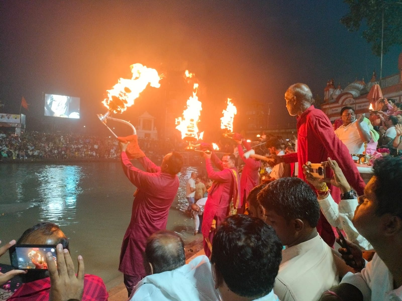 ಹರಿದ್ವಾರದಲ್ಲಿ ಗಂಗಾ ನದಿಗೆ ಗಂಗಾ ಆರತಿ ಮಾಡಲಾಯಿತು