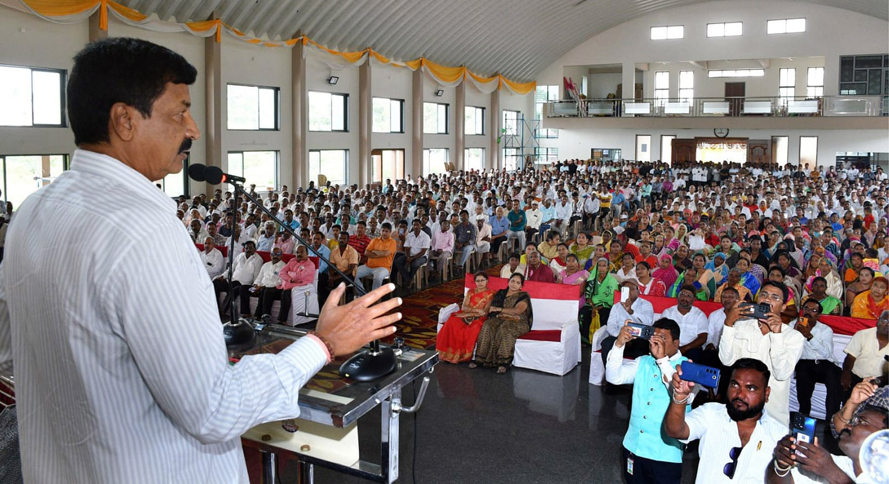 ಗೋಕಾಕದಲ್ಲಿ ಶನಿವಾರ ನಡೆದ ಮಹಾಲಕ್ಷ್ಮಿ ಅರ್ಬನ್ ಕೋ ಆಪ್‌ ಬ್ಯಾಂಕಿನ ಠೇವಣೀದಾರರ ಸಭೆಯಲ್ಲಿ ಶಾಸಕ ರಮೇಶ ಜಾರಕಿಹೊಳಿ ಮಾತನಾಡಿದರು
ಪ್ರಜಾವಾಣಿ ಚಿತ್ರ