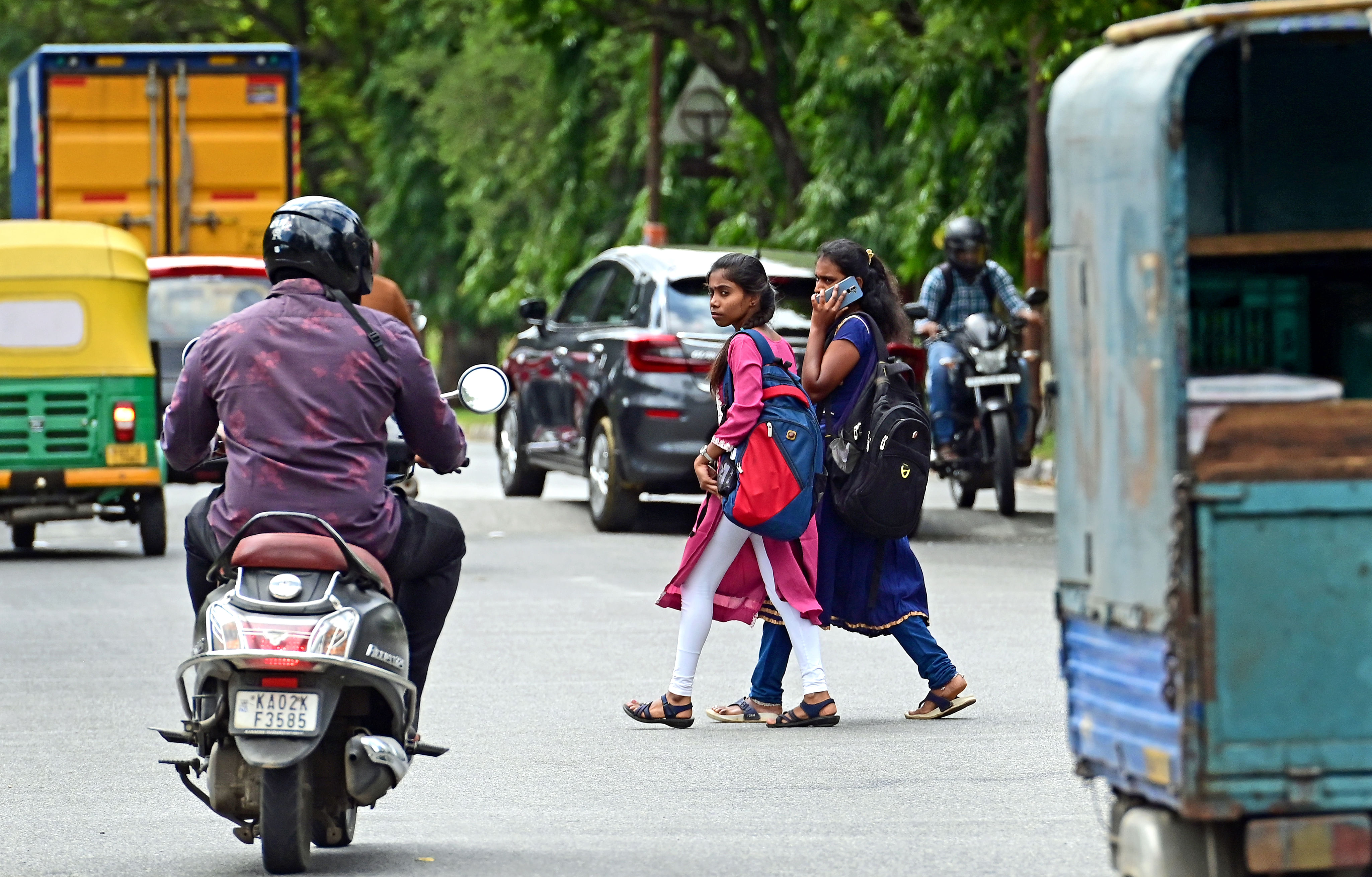 ಬೆಂಗಳೂರು ವಿಶ್ವವಿದ್ಯಾಲಯದ ಆವರಣದಲ್ಲಿ ವಿದ್ಯಾರ್ಥಿಗಳು ರಸ್ತೆ ದಾಟಲು ವಿದ್ಯಾರ್ಥಿಗಳ ಹರಸಾಹಸ: ಪ್ರಜಾವಾಣಿ ಚಿತ್ರ