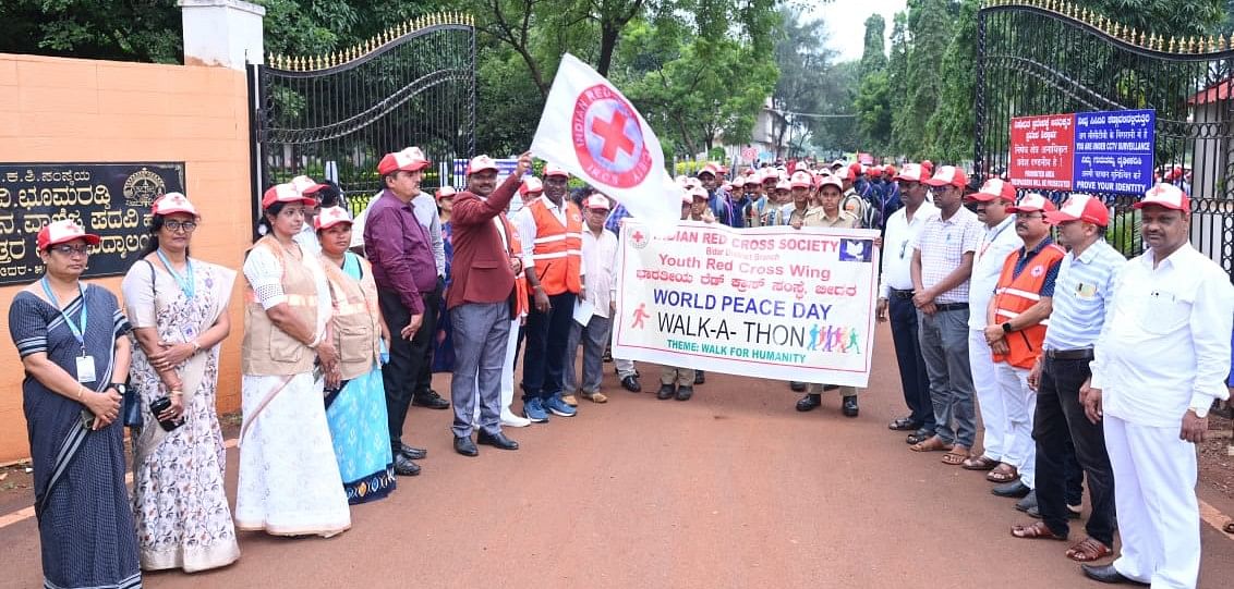 ಬೀದರ್ ನಗರದಲ್ಲಿ ಶನಿವಾರ ಭಾರತೀಯ ರೆಡ್ ಕ್ರಾಸ್ ಸಂಸ್ಥೆಯಿಂದ ನಡೆದ ಮಾನವೀಯತೆಗಾಗಿ ನಡಿಗೆ ರ‍್ಯಾಲಿಗೆ  ಬಿವಿಬಿ ಕಾಲೇಜು ಆವರಣದಲ್ಲಿ ಚಾಲನೆ ನೀಡಲಾಯಿತು