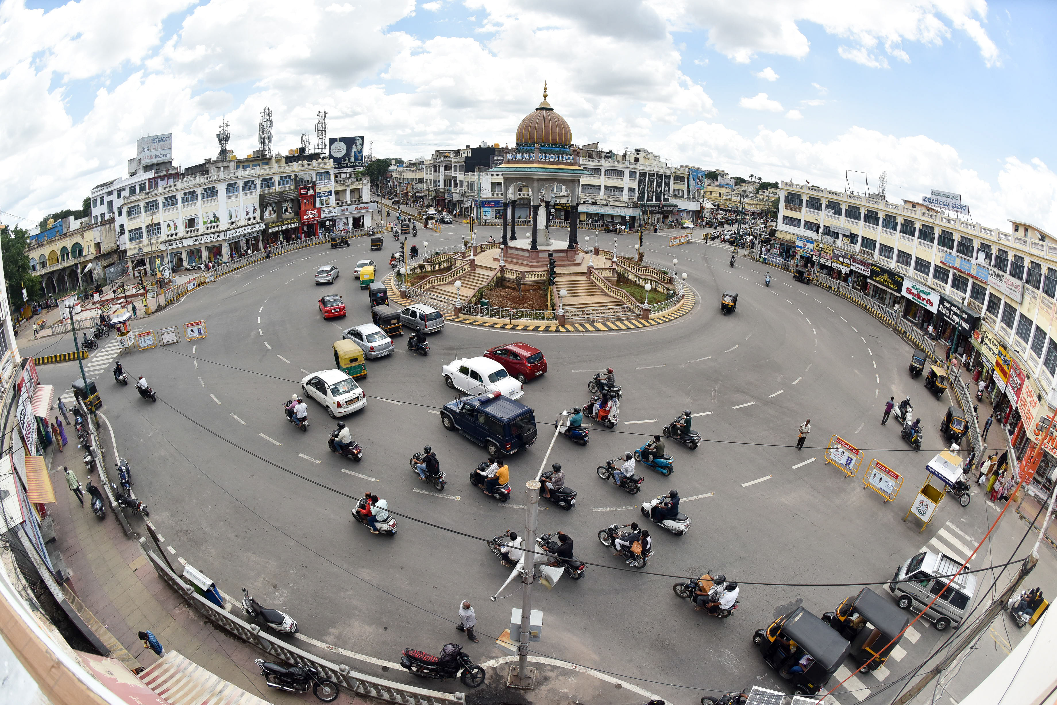 ಮೈಸೂರಿನ ಕೆ.ಆರ್.ವೃತ್ತದ ಯಾವ ಭಾಗದಲ್ಲೂ ‘ನಾಮಫಲಕ’ ಇಲ್ಲ –ಪ್ರಜಾವಾಣಿ ಚಿತ್ರ