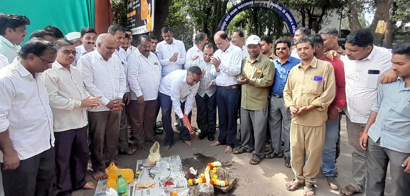 ಖಾನಾಪುರದ ಶಿವಸ್ಮಾರಕ ವೃತ್ತದಿಂದ ರೈಲ್ವೆ ಸ್ಟೇಷನ್ ವರೆಗಿನ ರಸ್ತೆ ಅಭಿವೃದ್ಧಿ ಕಾಮಗಾರಿಗೆ ಶಾಸಕ ವಿಠ್ಠಲ ಹಲಗೇಕರ ಭೂಮಿಪೂಜೆ ನೆರವೇರಿಸಿದರು