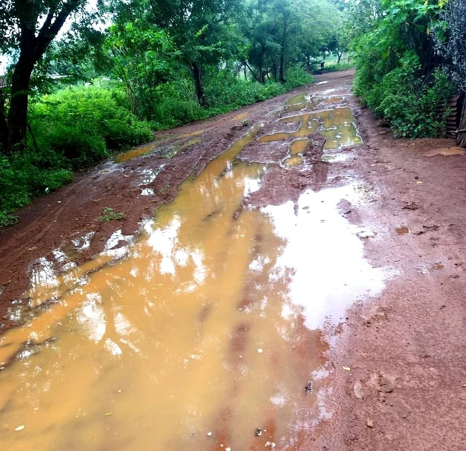 ಬೀದರ್ ತಾಲ್ಲೂಕಿನ ಬಂಬಳಗಿ ಗ್ರಾಮದ ಅಲ್ಪಸಂಖ್ಯಾತರ ಮೊರಾರ್ಜಿ ದೇಸಾಯಿ ವಸತಿ ಶಾಲೆಗೆ ಸಂಪರ್ಕ ಕಲ್ಪಿಸುವ ರಸ್ತೆ ಕೆಸರಿನ ಗದ್ದೆಯಂತಾಗಿರುವುದು