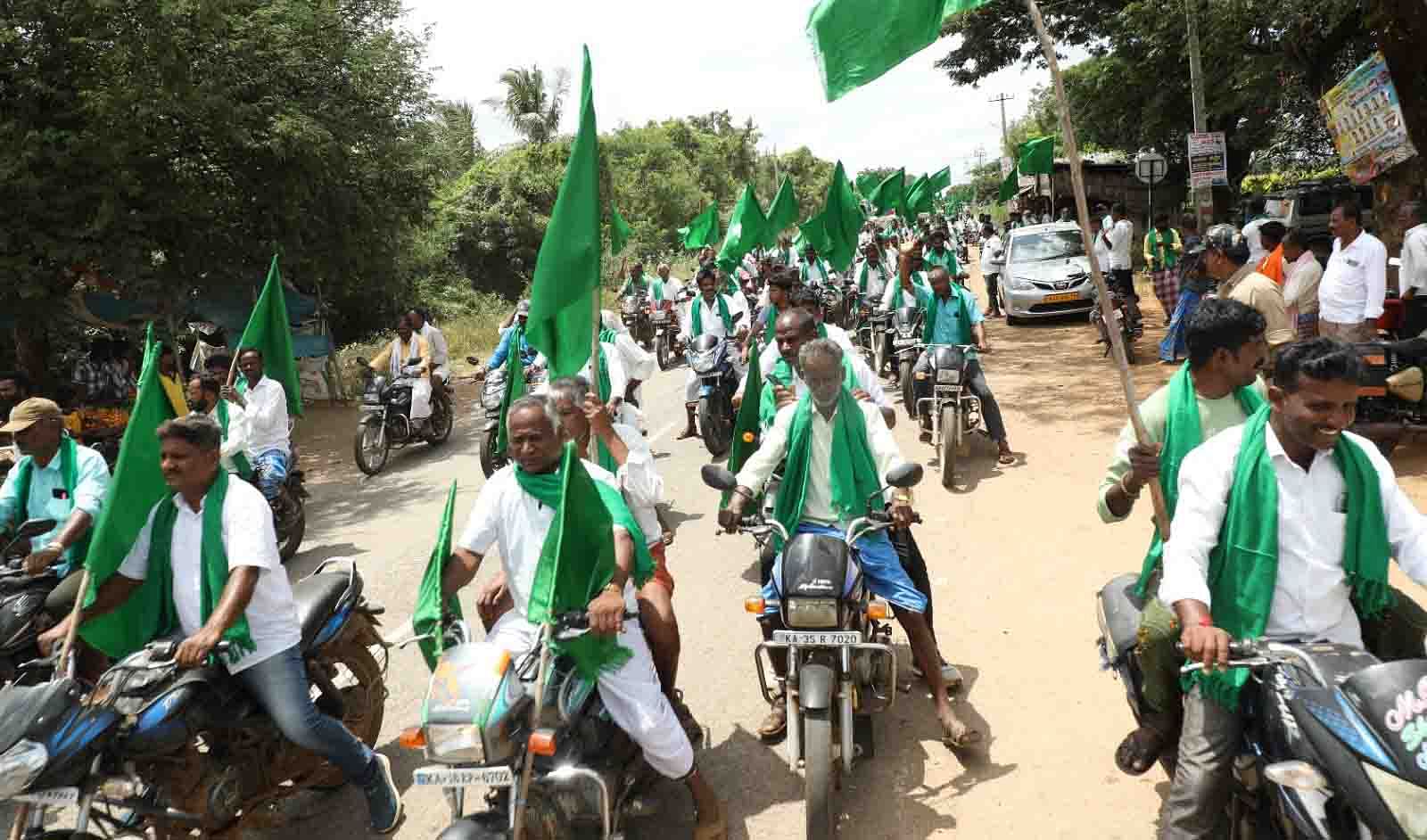 ಹಿರಿಯೂರು ತಾಲ್ಲೂಕಿನ ವಿವಿಪುರದಿಂದ ತಾಲ್ಲೂಕು ಕಚೇರಿವರೆಗೆ ರೈತರು ಶನಿವಾರ ಜಾಥಾ ನಡೆಸಿದರು