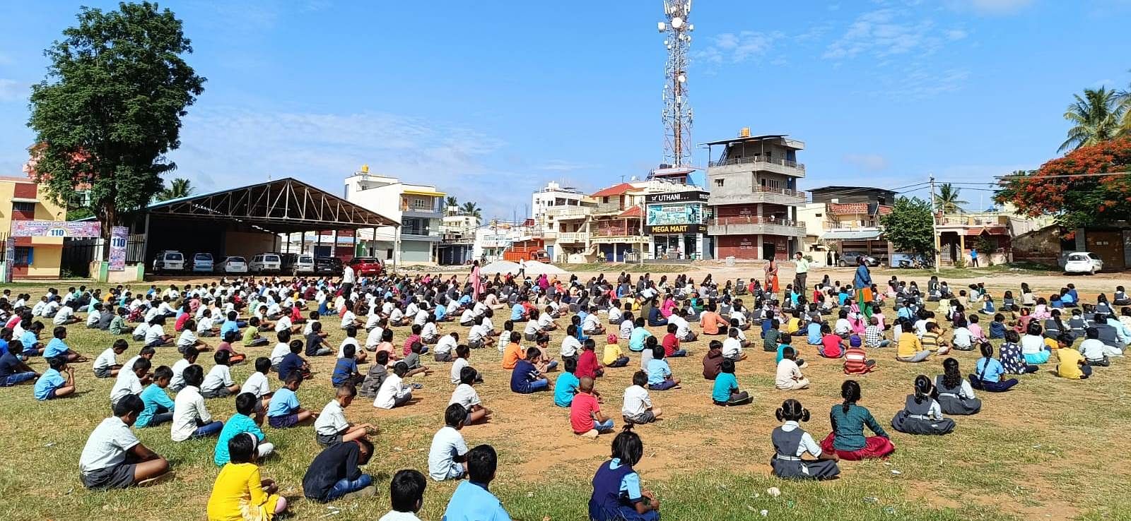 ತುರುವೇಕೆರೆ ಸರ್ಕಾರಿ ಶಾಲೆ ಮೈದಾನದಲ್ಲಿ ಮಕ್ಕಳ ಯೋಗ ಕಲಿಕೆ