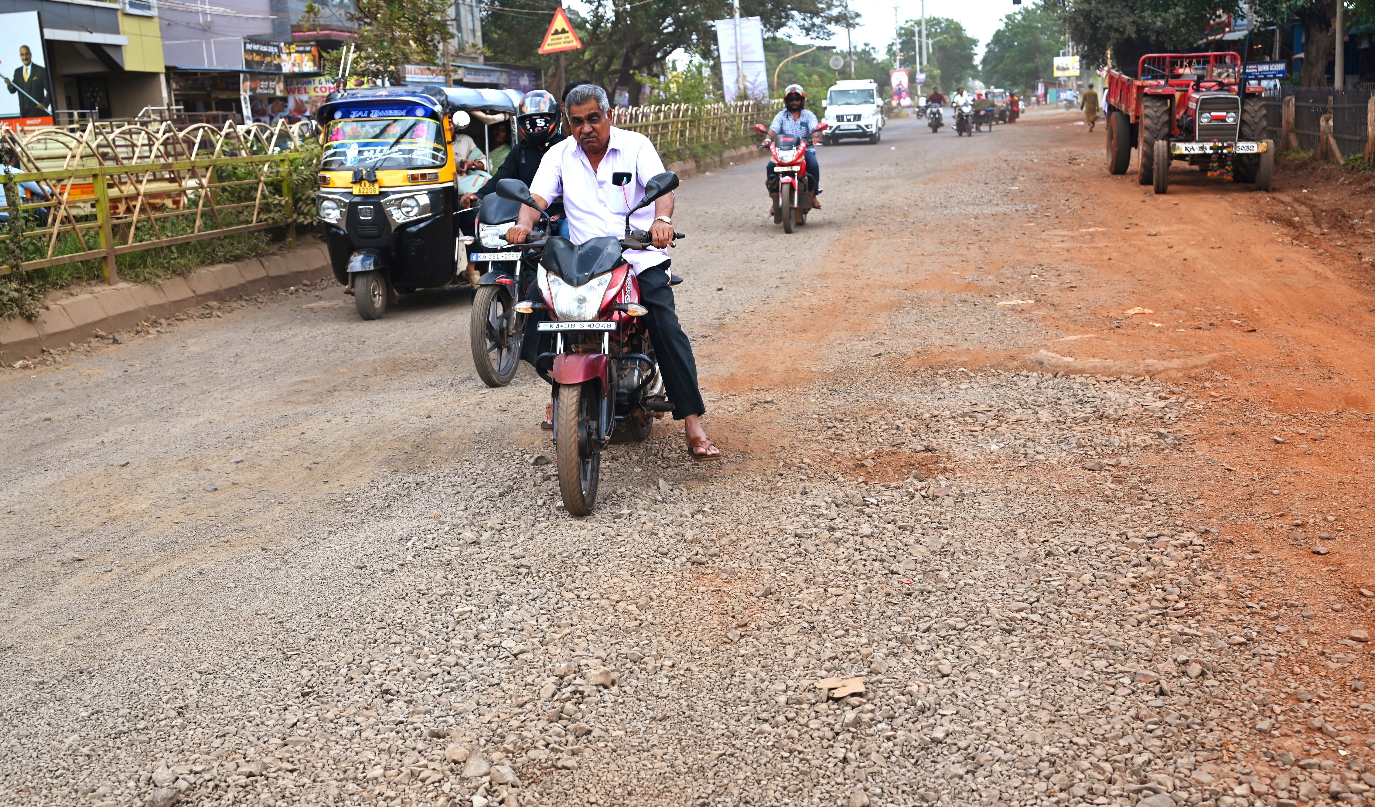 ಹರಸಾಹಸ ಮಾಡುತ್ತ ಬೈಕ್‌ ಓಡಿಸುತ್ತಿರುವ ಸವಾರರು