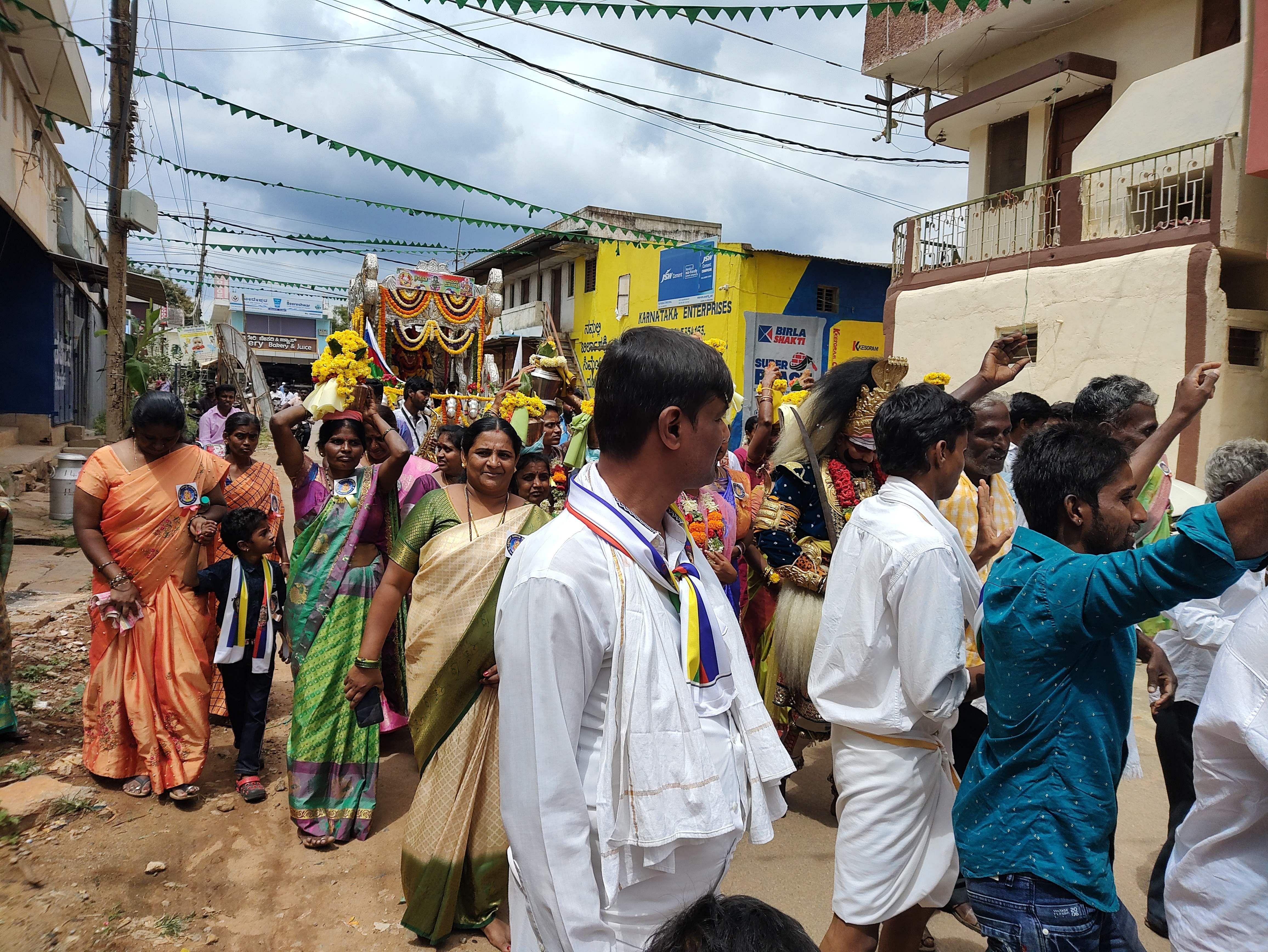 ಗುಬ್ಬಿಯಲ್ಲಿ ವಿಶ್ವಕರ್ಮ ಸಮುದಾಯದಿಂದ ಕಾಳಿಕಾಂಬ ದೇವಿ ಮೂರ್ತಿಯನ್ನು ಮೆರವಣಿಗೆ ಮಾಡಲಾಯಿತು