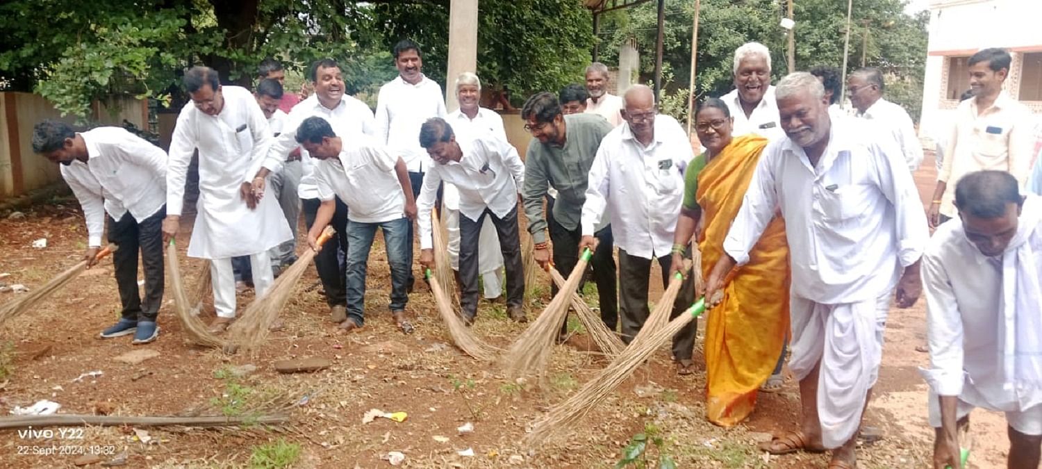 ಚಿಂಚೋಳಿ ತಾಲ್ಲೂಕು ಕುಂಚಾವರಂ ಸಮುದಾಯ ಆರೋಗ್ಯ ಕೇಂದ್ರದ ಆವರಣದಲ್ಲಿ ಶಾಸಕ ಡಾ.ಅವಿನಾಶ ಜಾಧವ ಪ್ರಧಾನಿ ನರೇಂದ್ರ ಮೋದಿ ಜನ್ಮದಿನಾಚರಣೆ ಪ್ರಯುಕ್ತ ಸ್ವಚ್ಛತಾ ಕಾರ್ಯ ಕೈಗೊಂಡರು 