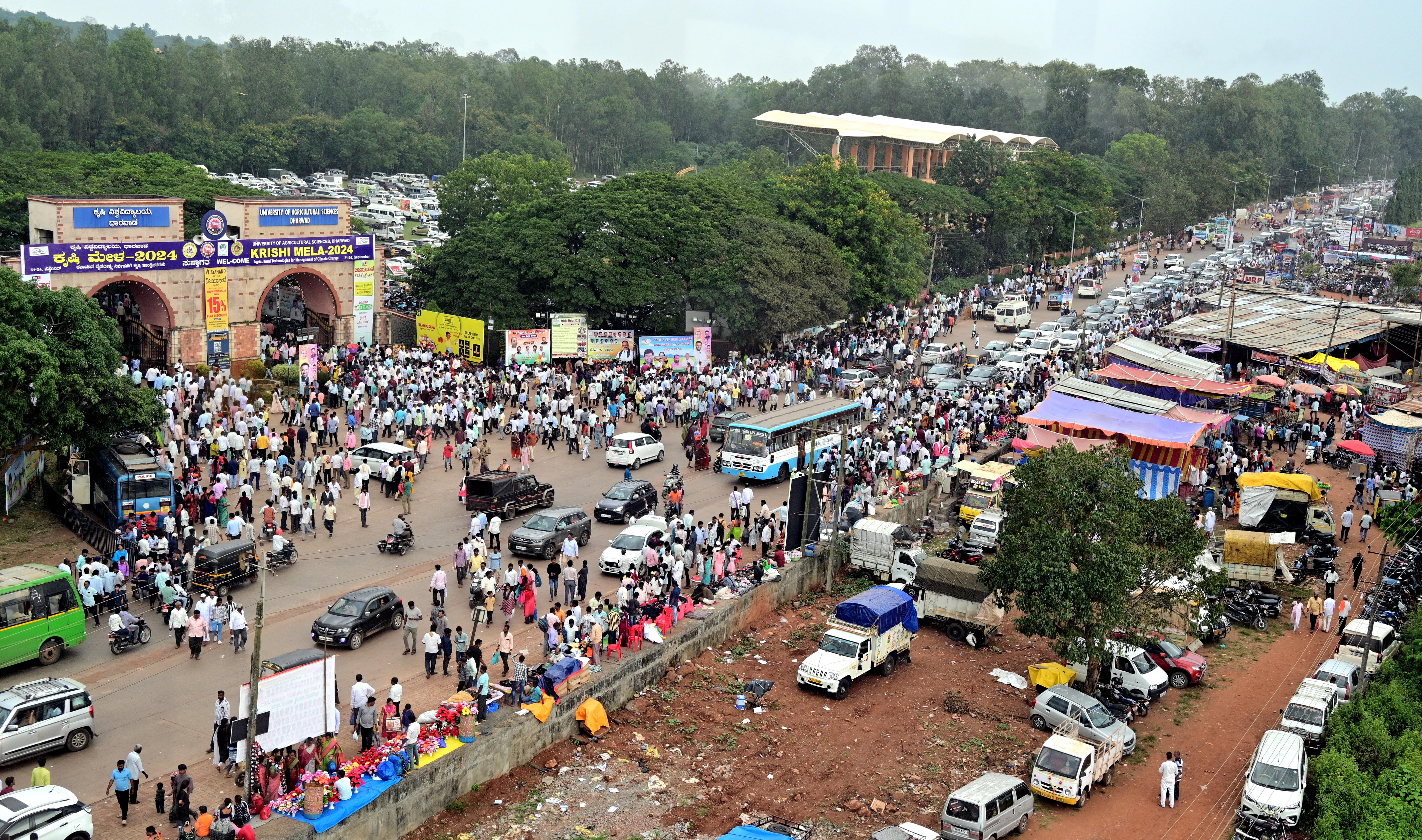 ಧಾರವಾಡದ ಕೃಷಿ ವಿಶ್ವವಿದ್ಯಾಲಯದಲ್ಲಿ ನಡೆಯುತ್ತಿರುವ ಕೃಷಿ ಮೇಳ ವೀಕ್ಷಿಸಲು ಎರಡನೇ ದಿನವಾದ ಭಾನುವಾರ ಕಂಡುಬಂದ ಜನದಟ್ಟಣೆ  –ಪ್ರಜಾವಾಣಿ ಚಿತ್ರ: ಗೋವಿಂದರಾಜ ಜವಳಿ