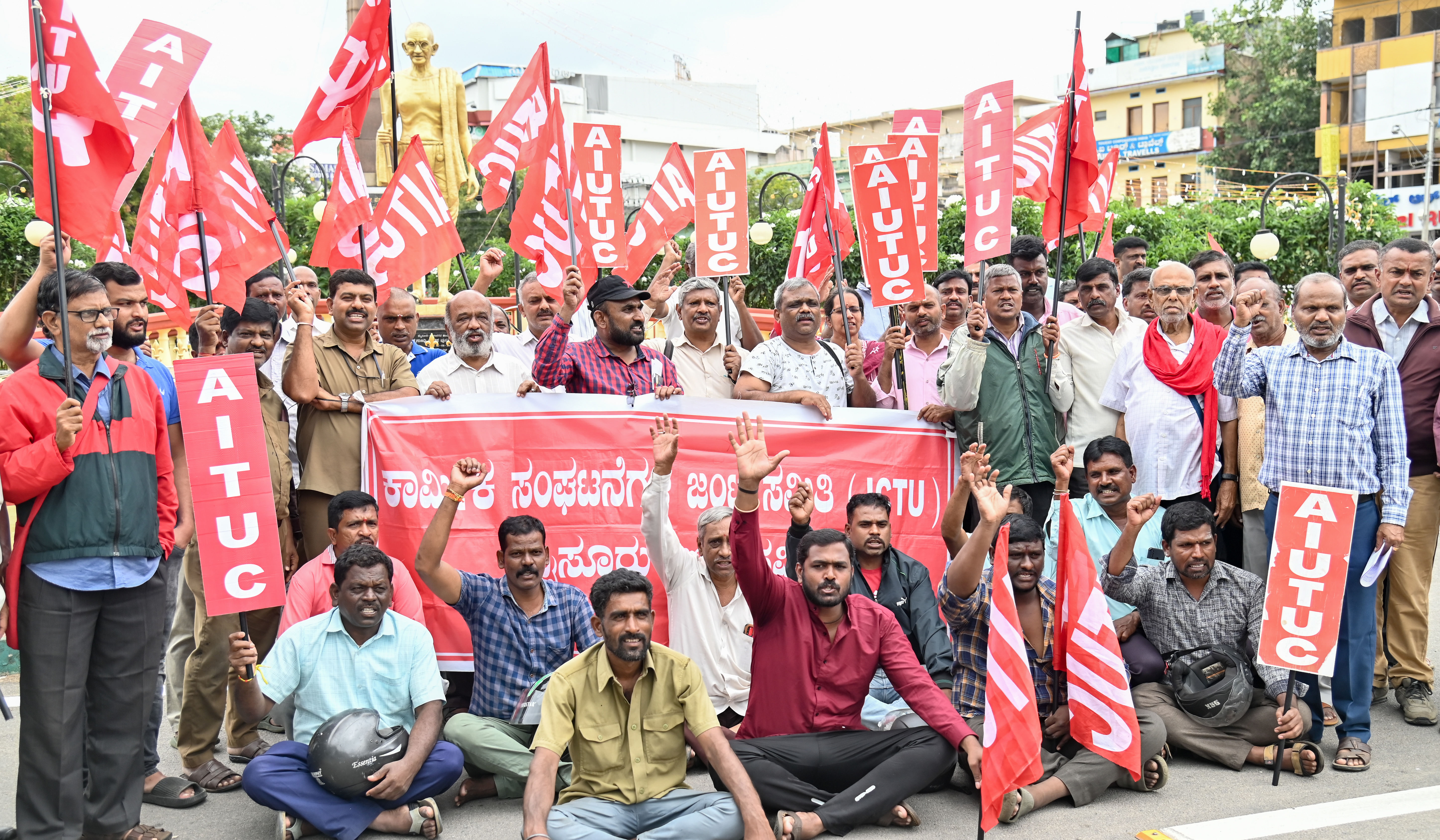 ಕೇಂದ್ರ ಸರ್ಕಾರ ರೂಪಿಸಿರುವ ಕಾರ್ಮಿಕ ವಿರೋಧಿ ಲೇಬರ್ ಕೋಡ್‌ಗಳನ್ನು ರದ್ದು ಪಡಿಸಿಬೇಕೆಂದು ಆಗ್ರಹಿಸಿ ಕಾರ್ಮಿಕ ಸಂಘಟನೆಗಳ ಜಂಟಿ ಸಮಿತಿ(ಜೆಸಿಟಿಯು) ಸದಸ್ಯರು ಗಾಂಧಿ ವೃತ್ತದಲ್ಲಿ ಸೋಮವಾರ ಪ್ರತಿಭಟಿಸಿದರು– ಪ್ರಜಾವಾಣಿ ವಾರ್ತೆ