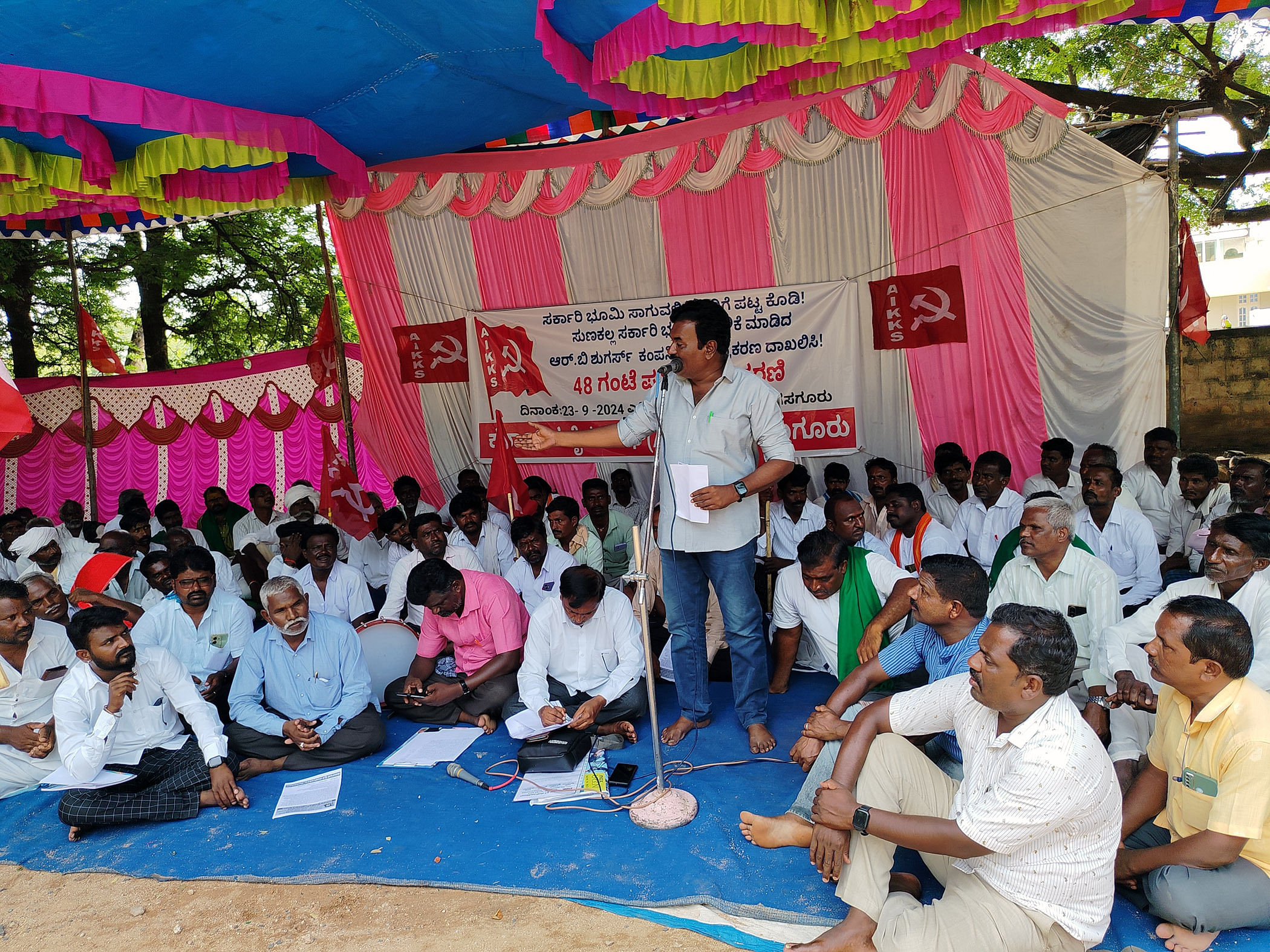 ಲಿಂಗಸುಗೂರಲ್ಲಿ ಸೋಮವಾರ ಕರ್ನಾಟಕ ರೈತ ಸಂಘ ಆರಂಭಿಸಿದ 48ಗಂಟೆಗಳ ಅಹೋರಾತ್ರಿ ಪ್ರತಿಭಟನಾ ಧರಣಿಯಲ್ಲಿ ಟಿಯುಸಿಐ ರಾಷ್ಟ್ರೀಯ ಪ್ರಧಾನ ಕಾರ್ಯದರ್ಶಿ ಆರ್. ಮಾನಸಯ್ಯ ಮಾತನಾಡಿದರು