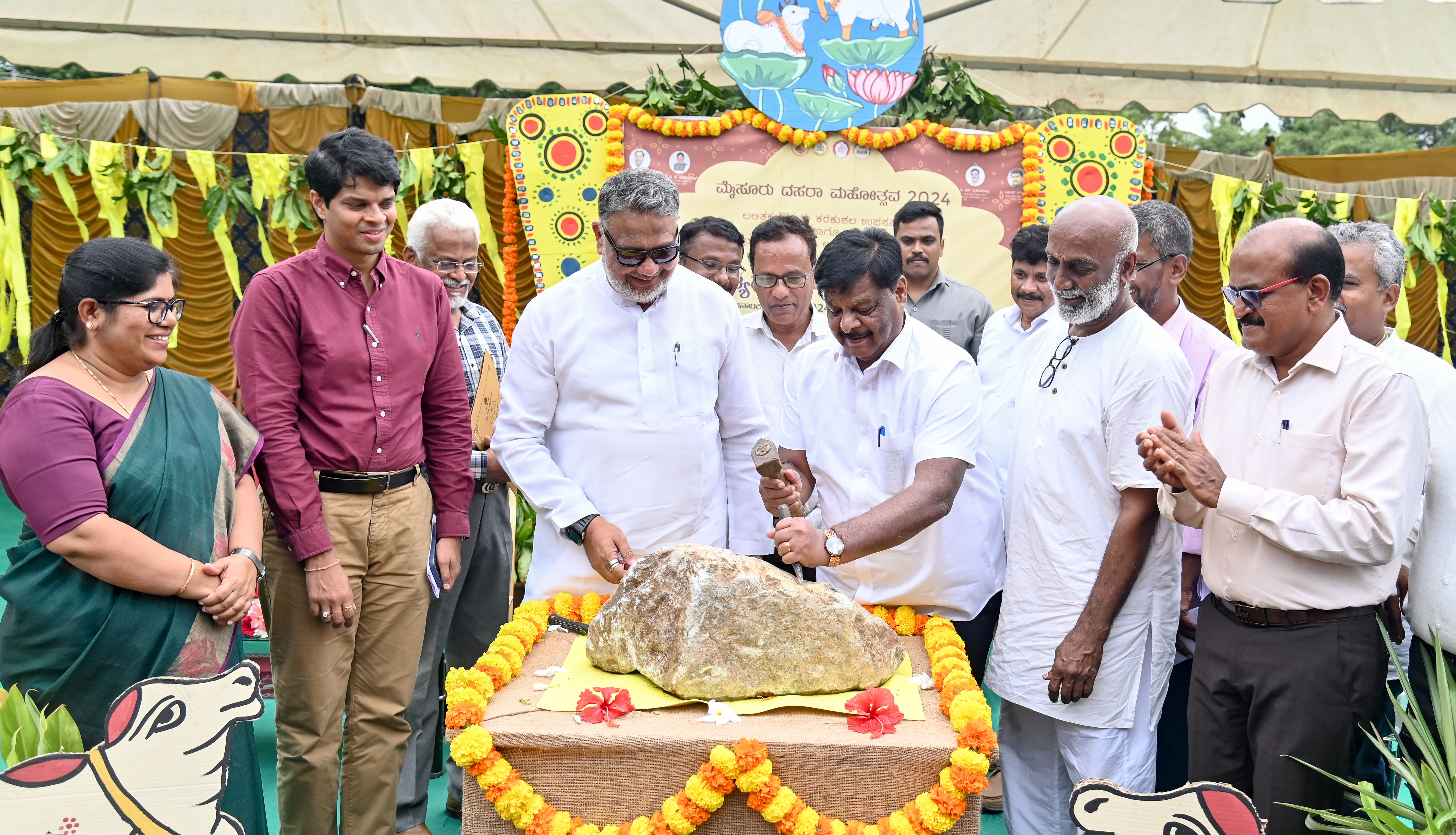 ಮೈಸೂರಿನ ಚಾಮರಾಜೇಂದ್ರ ಸರ್ಕರಿ ದೃಶ್ಯ ಕಲಾ ಕಾಲೇಜು (ಕಾವಾ) ಆವರಣದಲ್ಲಿ ಆಯೋಜಿಸಿರುವ ರಾಜ್ಯಮಟ್ಟದ ಶಿಲ್ಪಕಲಾ ಶಿಬಿರವನ್ನು ಡಾ.ಎಚ್.ಸಿ.ಮಹದೇವಪ್ಪ ಉದ್ಘಾಟಿಸಿದರು. ‌ತನ್ವೀರ್ ಸೇಠ್, ಲಕ್ಷ್ಮಿಕಾಂತ್ ರೆಡ್ಡಿ, ಗಾಯಿತ್ರಿ ಭಾಗವಹಿಸಿದ್ದರು