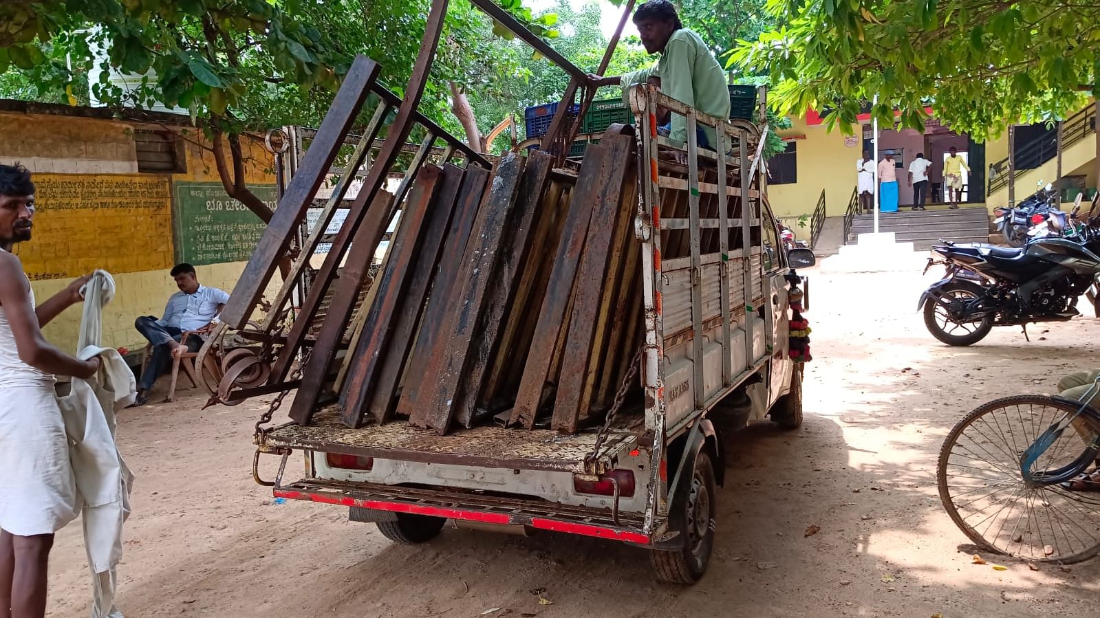 ಕನಕಗಿರಿ ಸಮೀಪದ ಹುಲಿಹೈದರ ಗ್ರಾಮದ ರಸ್ತೆಯಲ್ಲಿ ಹಾಕಿದ್ದ ಗ್ರಿಲ್ ಗಳನ್ನು ಅಕ್ರಮವಾಗಿ ಮನೆಯಲ್ಲಿ ಸಂಗ್ರಹಿಸಿಕೊಂಡಿದ್ದನ್ನು ಪತ್ತೆ ಹಚ್ಚಿ ಸೋಮವಾರ ವಶಕ್ಕೆ ಪಡೆದಿರುವುದು