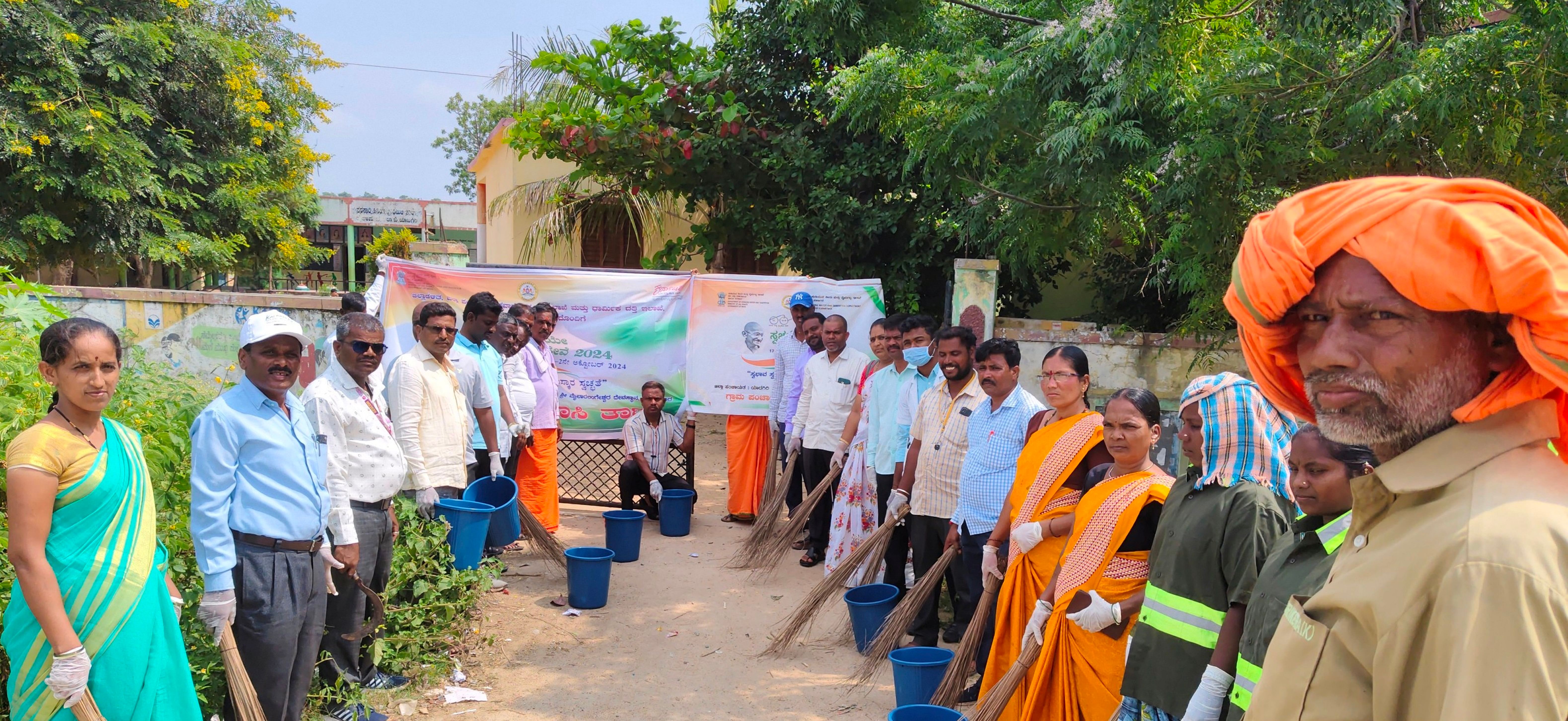 ಯಾದಗಿರಿ ತಾಲ್ಲೂಕಿನ ಮೈಲಾಪುರ ಗ್ರಾಮದಲ್ಲಿ ಸ್ವಚ್ಛತಾ ಹಿ ಸೇವಾ ಕಾರ್ಯಕ್ರಮದ ನಿಮಿತ್ತ ಸ್ವಚ್ಛತಾ ಆಂದೋಲನ ಹಮ್ಮಿಕೊಳ್ಳಲಾಗಿತ್ತು. ಗ್ರಾಪಂ ಪಿಡಿಒ ಕೆ.ಪ್ರಭು ಗುಡೂರು ಭಾಗವಹಿಸಿದ್ದರು
