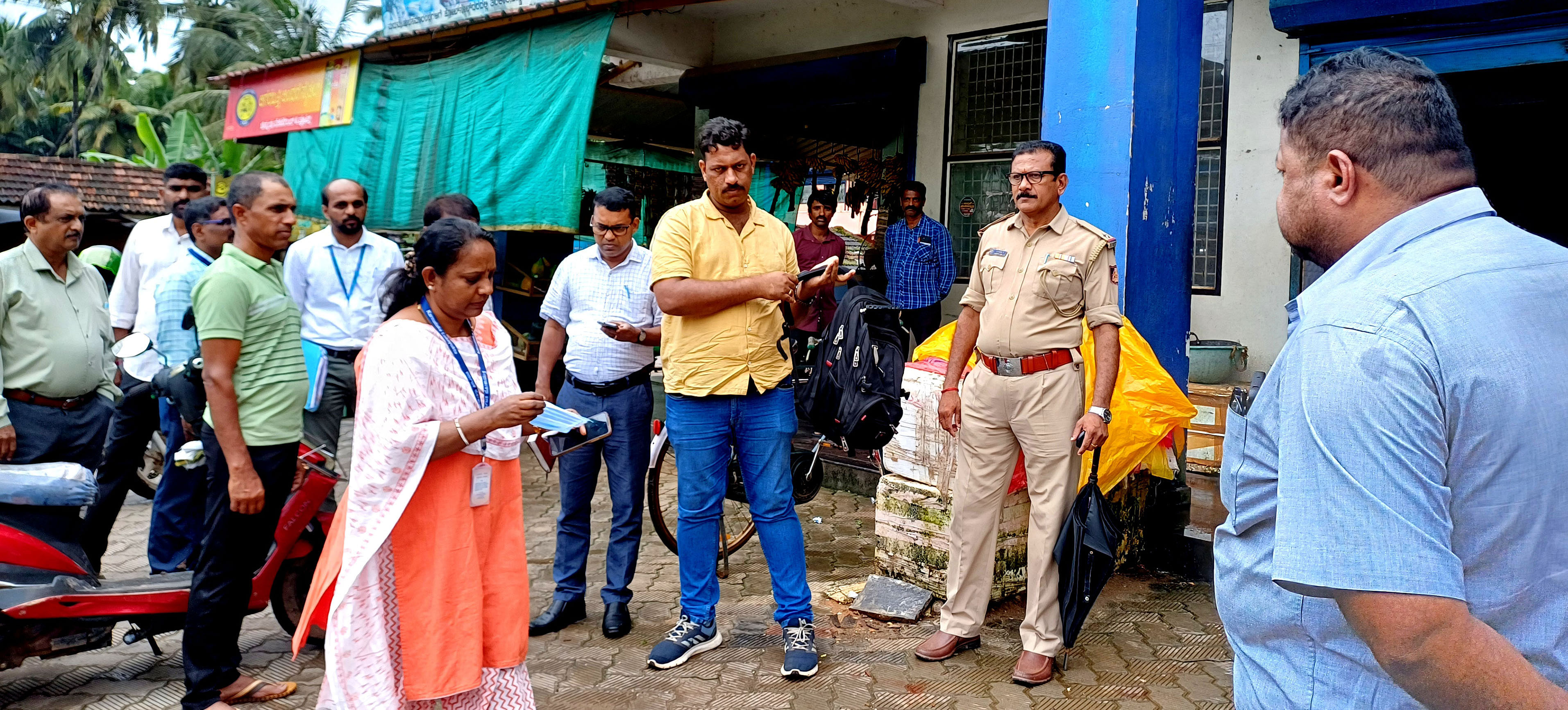 ಐರೋಡಿ ಗ್ರಾಮ ಪಂಚಾಯಿತಿ ವ್ಯಾಪ್ತಿಯ ಸಾಸ್ತಾನ ಮೀನು ಮಾರುಕಟ್ಟೆ ಕಳಪೆ ಕಾಮಗಾರಿ ದೂರಿನನ್ವಯ ಪರಿಶೀಲನೆಗಾಗಿ ಕರ್ನಾಟಕ ಲೋಕಾಯುಕ್ತ ಅಧಿಕಾರಿಗಳು ಮಂಗಳವಾರ ಭೇಟಿ ನೀಡಿದರು.