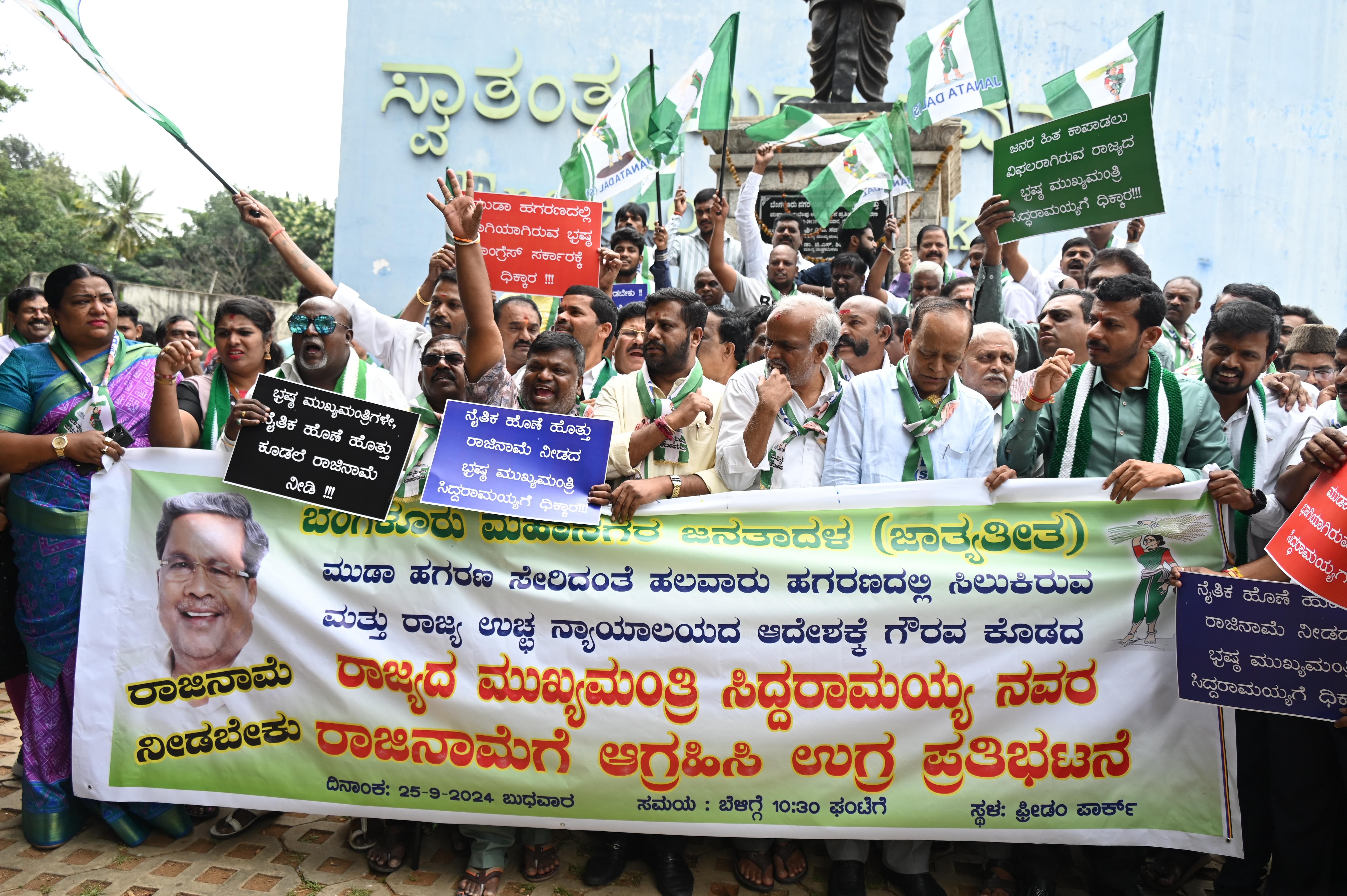 ಮುಖ್ಯಮಂತ್ರಿ ಸಿದ್ದರಾಮಯ್ಯ ರಾಜೀನಾಮೆ ನೀಡಿ ತನಿಖೆ ಎದುರಿಸಬೇಕು ಎಂದು ಆಗ್ರಹಿಸಿ ಜೆಡಿಎಸ್‌ ಬೆಂಗಳೂರು ನಗರ ಜಿಲ್ಲಾ ಘಟಕದ ನೇತೃತ್ವದಲ್ಲಿ ಬುಧವಾರ ಸ್ವಾತಂತ್ರ್ಯ ಉದ್ಯಾನದಲ್ಲಿ ಪ್ರತಿಭಟನೆ ನಡೆಯಿತು -ಪ್ರಜಾವಾಣಿ ಚಿತ್ರ