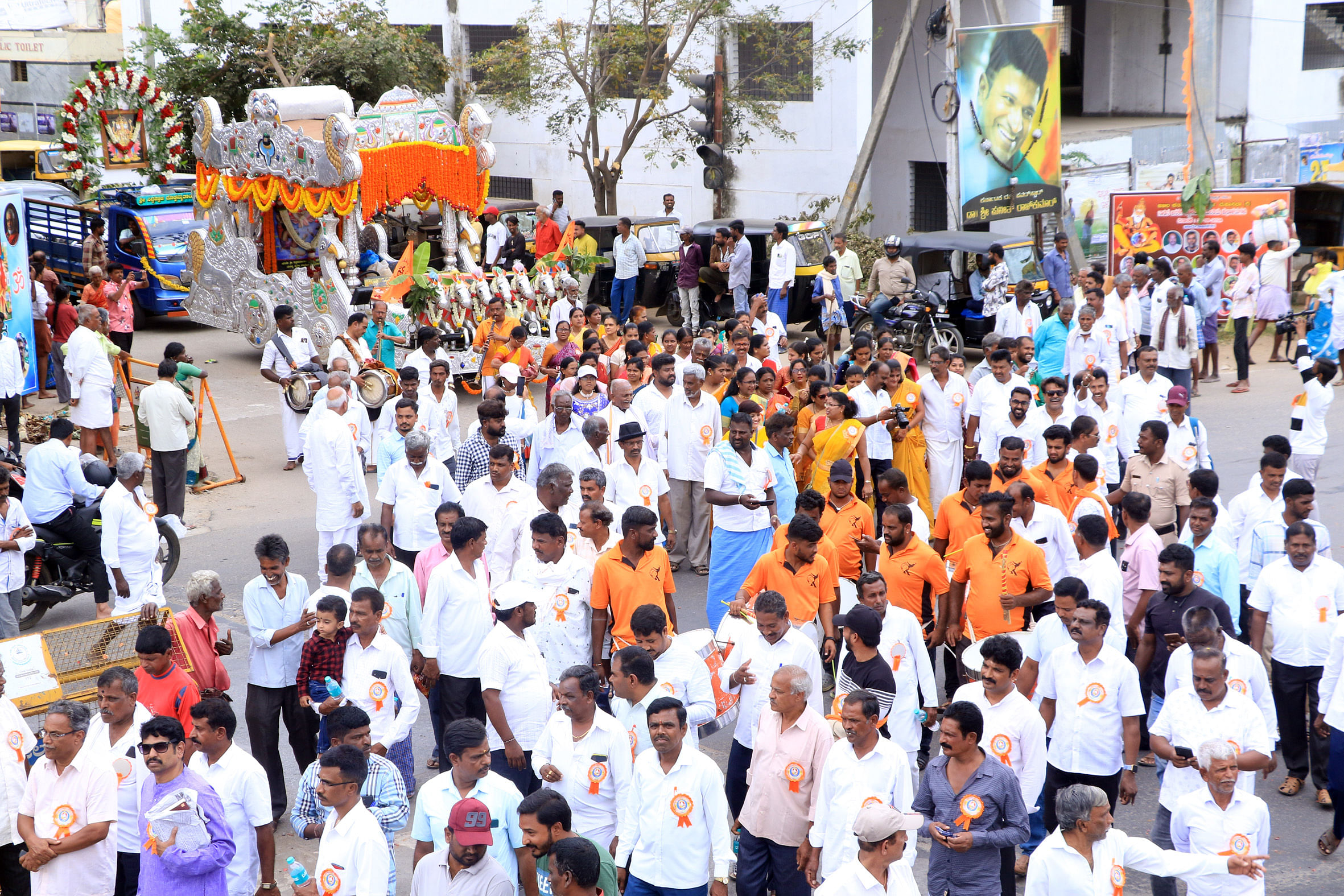 ಜಿಲ್ಲಾಡಳಿತ, ಜಿಲ್ಲಾ ಪಂಚಾಯಿತಿ ಹಾಗೂ ಕನ್ನಡ ಮತ್ತು ಸಂಸ್ಕ್ರತಿ ಇಲಾಖೆ ಸಹಯೋಗದಲ್ಲಿ ಬುಧವಾರ ವಿಶ್ವಕರ್ಮ ಜಯಂತಿ ಅಂಗವಾಗಿ ನಗರದಲ್ಲಿ ಕಲಾತಂಡಳ ಮೆರವನಿಗೆ ನಡೆಯಿತು.