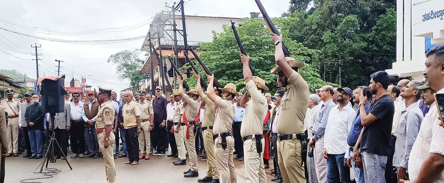 ವಿರಾಜಪೇಟೆಯಲ್ಲಿ ಹುತಾತ್ಮರ ದಿನಾಚರಣೆ ಅಂಗವಾಗಿ ಜಿಲ್ಲಾ ಸಶಸ್ತ್ರ ಮೀಸಲು ಪಡೆಯ ಅಧಿಕಾರಿ ಚೆನ್ನಕೇಶವ ನೇತೃತ್ವದಲ್ಲಿ ಬುಧವಾರ ಮೀಸಲು ಪಡೆಯ ಪೊಲೀಸರು ಮೂರು ಸುತ್ತು ಕುಶಾಲತೋಪು ಸಿಡಿಸಿ ಹುತಾತ್ಮ ಯೋಧರಿಗೆ ಗೌರವ ಸಲ್ಲಿಸಿದರು