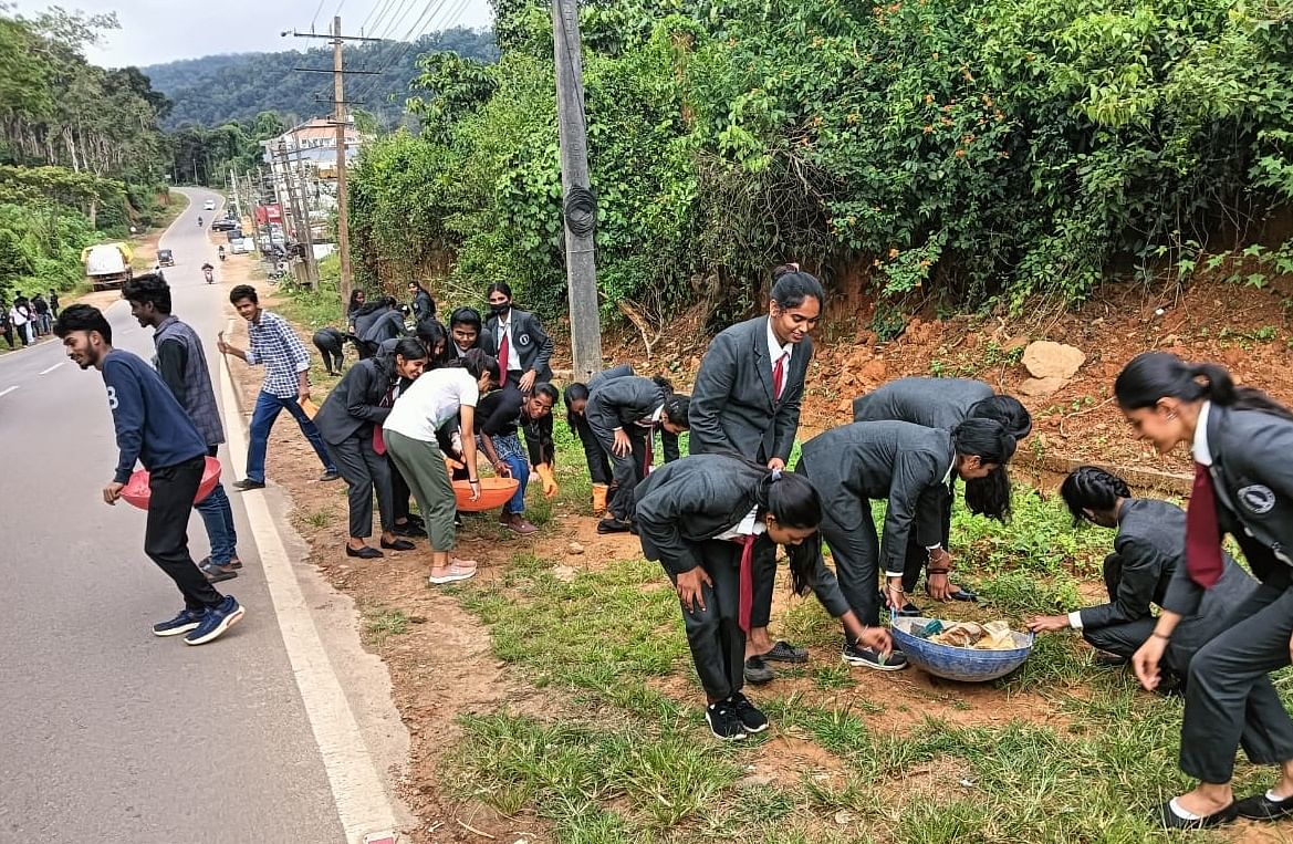 ವಿರಾಜಪೇಟೆಯ ಕಾವೇರಿ ಕಾಲೇಜಿನಲ್ಲಿ ಮಂಗಳವಾರ ಎನ್.ಎಸ್.ಎಸ್ ದಿನಾಚರಣೆ ಅಂಗವಾಗಿ ವಿದ್ಯಾರ್ಥಿಗಳು ಸ್ವಚ್ಛತಾ ಕಾರ್ಯ ಕೈಗೊಂಡರು