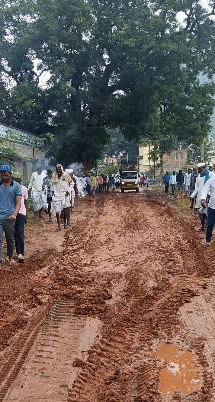 ನರಗುಂದ ಎನ್ಎಚ್‌ಟಿ ಮಿಲ್ ಕಾಲೊನಿ ರಸ್ತೆ ಸಂಪೂರ್ಣ ಹದಗೆಟ್ಟ ಪರಿಣಾಮ ಸಂಚಾರಕ್ಕೆ ಪರದಾಡುತ್ತಿರುವ ದೃಶ್ಯ