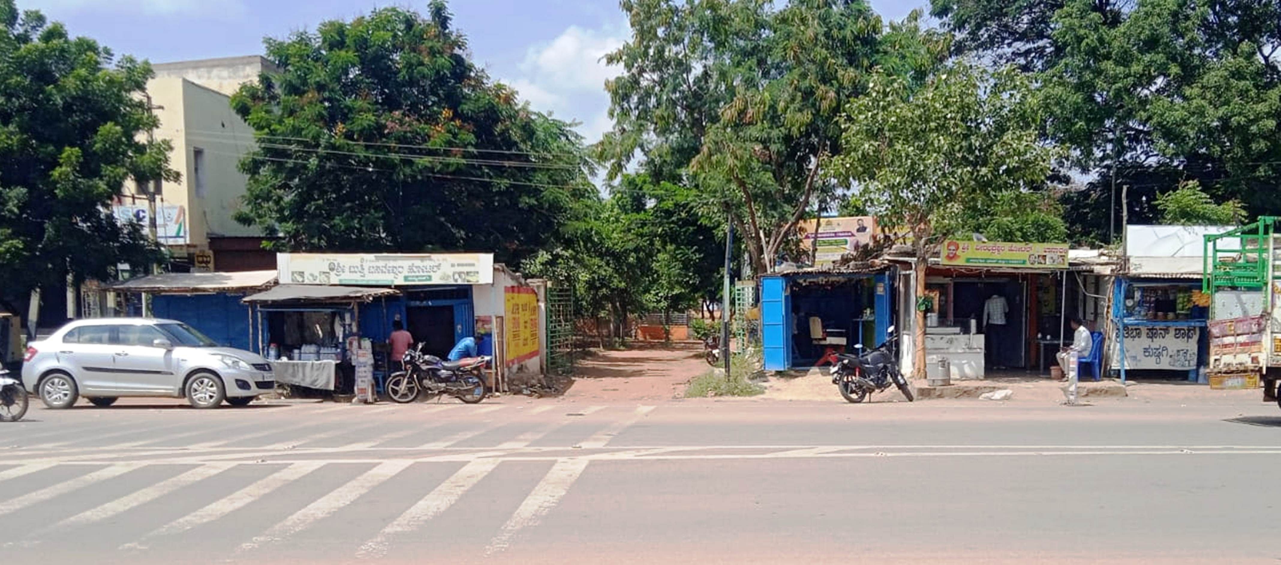 ಕುಷ್ಟಗಿಯ ಕೃಷಿ ಇಲಾಖೆ ಕಚೇರಿ ಎದುರು ನಿರ್ಮಿಸಿಕೊಂಡಿರುವ ಅನಧಿಕೃತ ಡಬ್ಬಾ ಅಂಗಡಿಗಳು