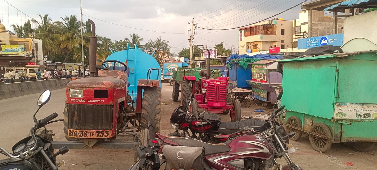 ಮುದಗಲ್ ಪಟ್ಟಣದ ಬೆಳಗಾವಿ–ಹೈದರಾಬಾದ್ ಮುಖ್ಯ ರಸ್ತೆಯಲ್ಲಿ ಪುರಸಭೆ ವಾಹನಗಳನ್ನು ಪಾದಚಾರಿ ಮಾರ್ಗದಲ್ಲಿ ನಿಲ್ಲಿಸಿರುವುದು