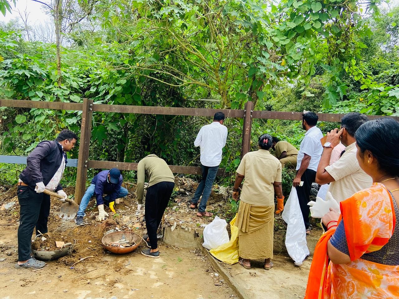 ವಿಶ್ವ ಪ್ರವಾಸೋದ್ಯಮ ದಿನಾಚರಣೆ ಹಾಗೂ ‘ಸ್ವಚ್ಛತೆಯೇ ಸೇವೆ’ ಅಂಗವಾಗಿ ಪ್ರವಾಸೋದ್ಯಮ ಇಲಾಖೆಯ ವತಿಯಿಂದ ಶುಕ್ರವಾರ ದಿನವಿಡೀ ನಗರದಲ್ಲಿ ಸ್ವಚ್ಛತಾ ಕಾರ್ಯಕ್ರಮ ನಡೆಯಿತು.