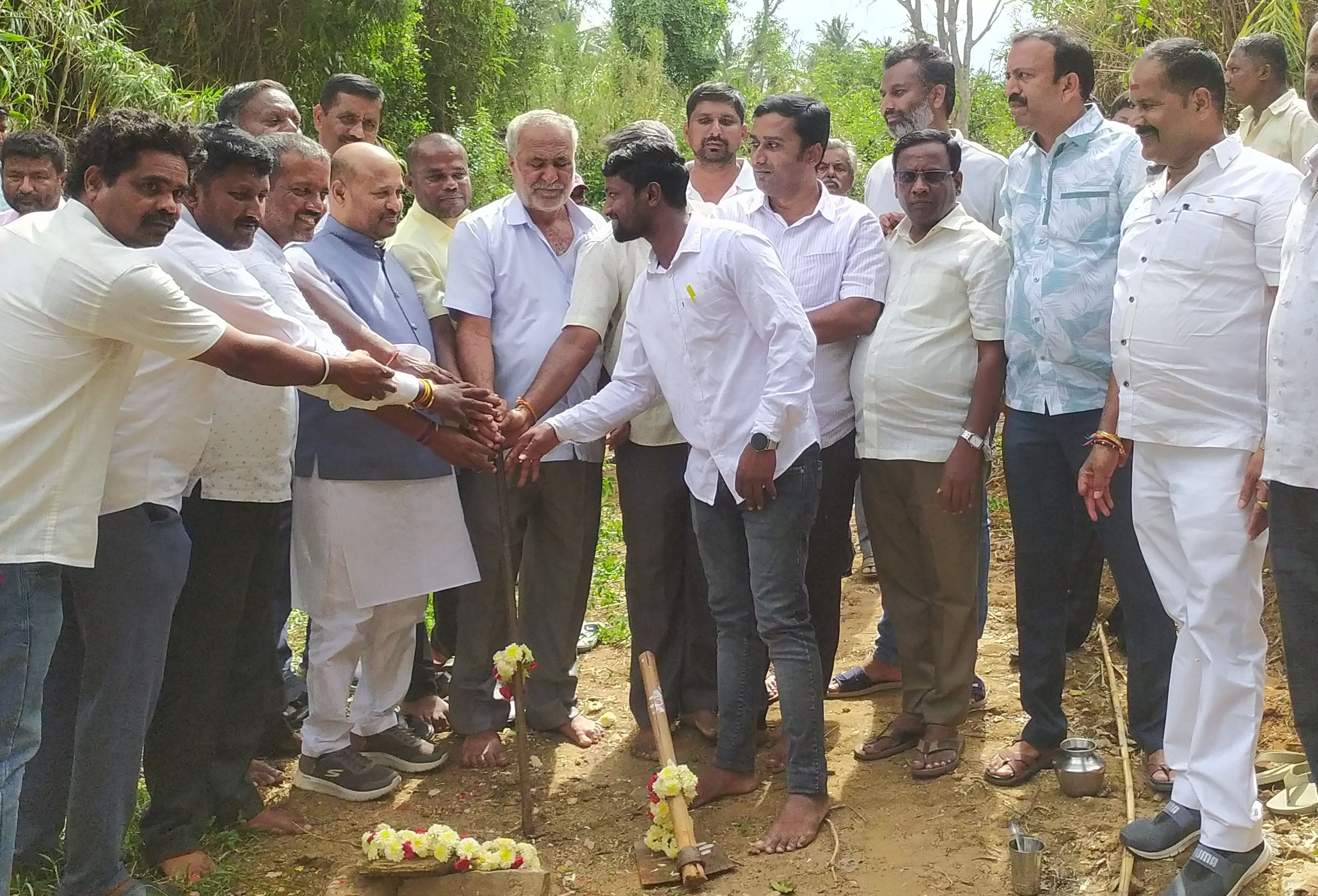 ಹಾರೋಹಳ್ಳಿ ತಾಲೂಕು ಮರೀಗೌಡನದೊಡ್ಡಿ ಸಮೀಪ ಚೆಕ್‌ಡ್ಯಾಂ ನಿರ್ಮಾಣಕ್ಕೆ ಶಾಸಕ ಇಕ್ಬಾಲ್ ಹುಸೇನ್ ಗುದ್ದಲಿಪೂಜೆ ನೆರವೇರಿಸಿದರು