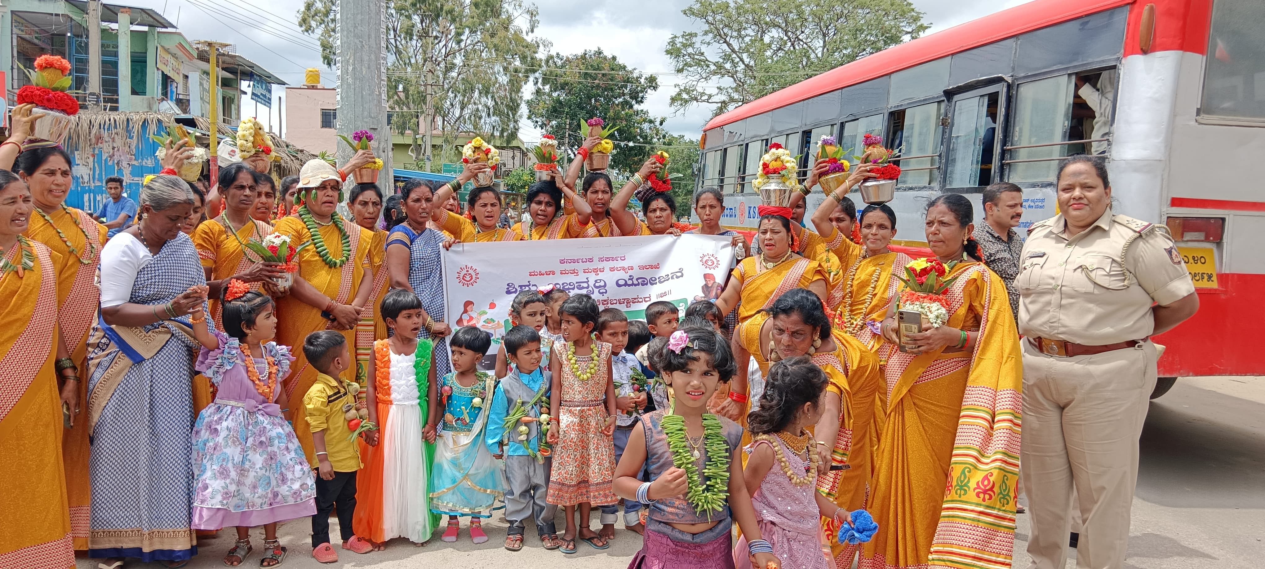 ಸಾದಲಿ ಹೋಬಳಿಯ ದಿಬ್ಬೂರಹಳ್ಳಿ ಬಸ್ ನಿಲ್ದಾಣದ ಬಳಿ ಮಹಿಳಾ ಮತ್ತು ಮಕ್ಕಳ ಅಭಿವೃದ್ಧಿ ಇಲಾಖೆಯಿಂದ ಪೋಷಣ್ ಅಭಿಯಾನದ ಬಗ್ಗೆ ಅರಿವು ಮೂಡಿಸಲಾಯಿತು