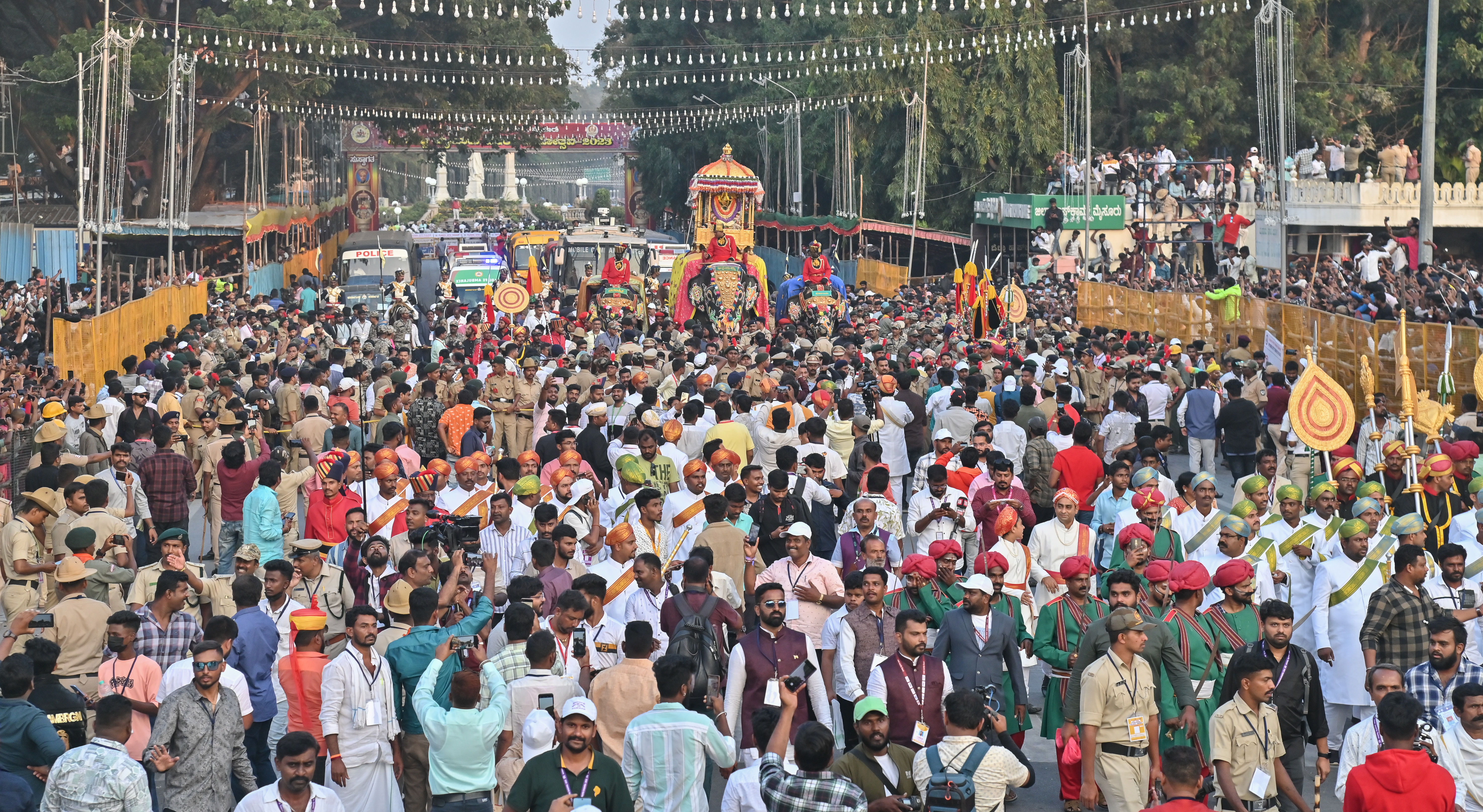 ಮೈಸೂರು ದಸರಾ ಜಂಬೂ ಸವಾರಿ ಮೆರವಣಿಗೆ ಹಾದಿಯಲ್ಲಿ ಪೊಲೀಸರು ಭದ್ರತೆ ಒದಗಿಸಿದ್ದರು (ಸಂಗ್ರಹ ಚಿತ್ರ)