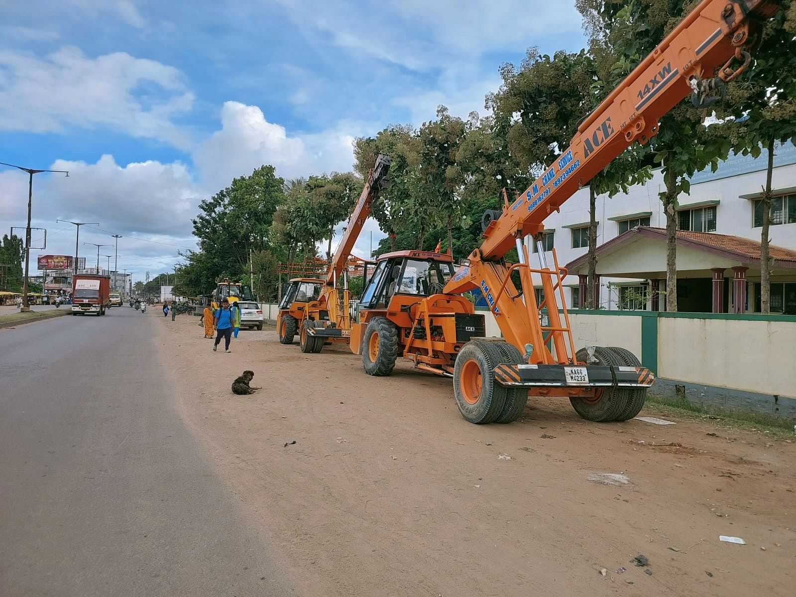 ಮೆಸ್ಕಾಂ ಕಚೇರಿ ಎದುರು ನಿಲ್ಲಿಸಿರುವ ಕ್ರೇನ್‌ಗಳು