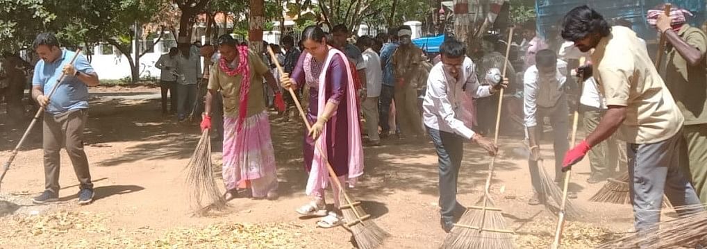 ಚಳ್ಳಕೆರೆಯಲ್ಲಿ ಸ್ವಚ್ಛತಾ ಸೇವಾ ಅಭಿಯಾನಕ್ಕೆ ನ್ಯಾಯಾಧೀಶೆ ಎಚ್.ಆರ್. ಹೇಮಾ ಕಸಗುಡಿಸುವ ಮೂಲಕ ಚಾಲನೆ ನೀಡಿದರು