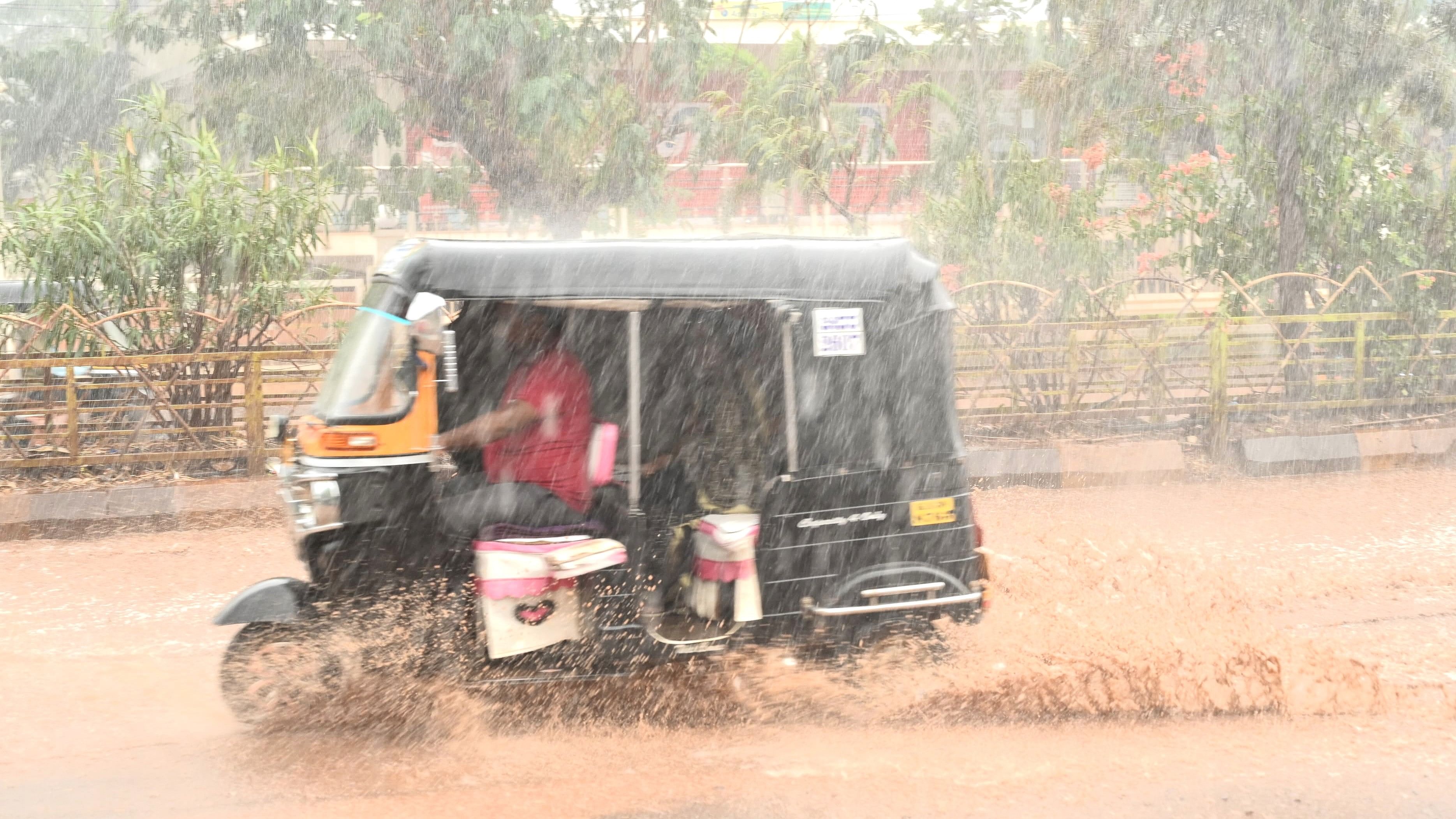 ಬೀದರ್‌ನಲ್ಲಿ ಭಾನುವಾರ ಜೋರು ಮಳೆ ಸುರಿದಿದ್ದು, ಶಿವನಗರ ಮುಖ್ಯರಸ್ತೆಯಲ್ಲಿ ಭಾರಿ ‍ಪ್ರಮಾಣದಲ್ಲಿ ನೀರು ನಿಂತಿತ್ತು
–ಪ್ರಜಾವಾಣಿ ಚಿತ್ರ