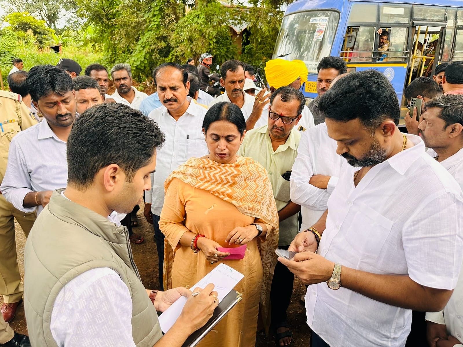 ಬೆಳಗಾವಿ ತಾಲ್ಲೂಕಿನ ಹಿಂಡಲಗಾ–ಬಾಚಿ ರಸ್ತೆಯ ಕುರಿತು ಸಚಿವೆ ಲಕ್ಷ್ಮಿ ಹೆಬ್ಬಾಳಕರ ಅವರು, ಜಿಲ್ಲಾಧಿಕಾರಿ ಮೊಹಮ್ಮದ್‌ ರೋಷನ್‌ ಅವರಿಂದ ಮಾಹಿತಿ ಪಡೆದರು. ಚನ್ನರಾಜ ಹಟ್ಟಿಹೊಳಿ ಇದ್ದಾರೆ