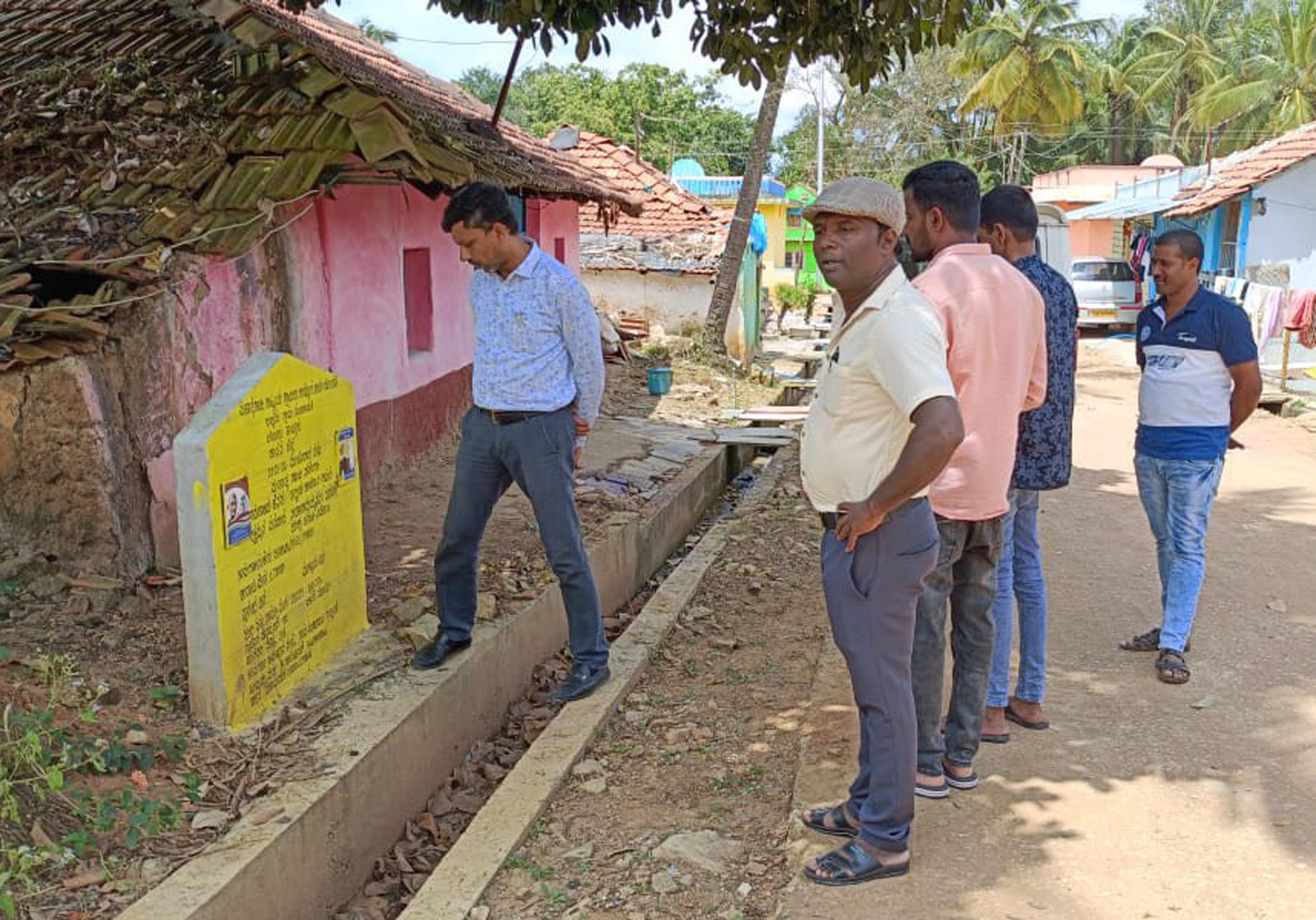 ಹಳೇಬೀಡು ಸಮೀಪದ ಇಬ್ಬಿಡು ಗ್ರಾಮ ಪಂಚಾಯಿತಿ ವ್ಯಾಪ್ತಿಯಲ್ಲಿ ನರೇಗಾ ಯೋಜನೆಯಡಿ ಕೈಗೊಂಡ ಕಾಂಕ್ರಿಟ್ ಚರಂಡಿ ಕಾಮಗಾರಿ ಪರಿಶೀಲಿಸಿದ್ದ ತಾಲ್ಲೂಕು ಪಂಚಾಯಿತಿ ಕಾರ್ಯ ನಿರ್ವಹಣಾಧಿಕಾರಿ ವಸಂತ ಕುಮಾರ್