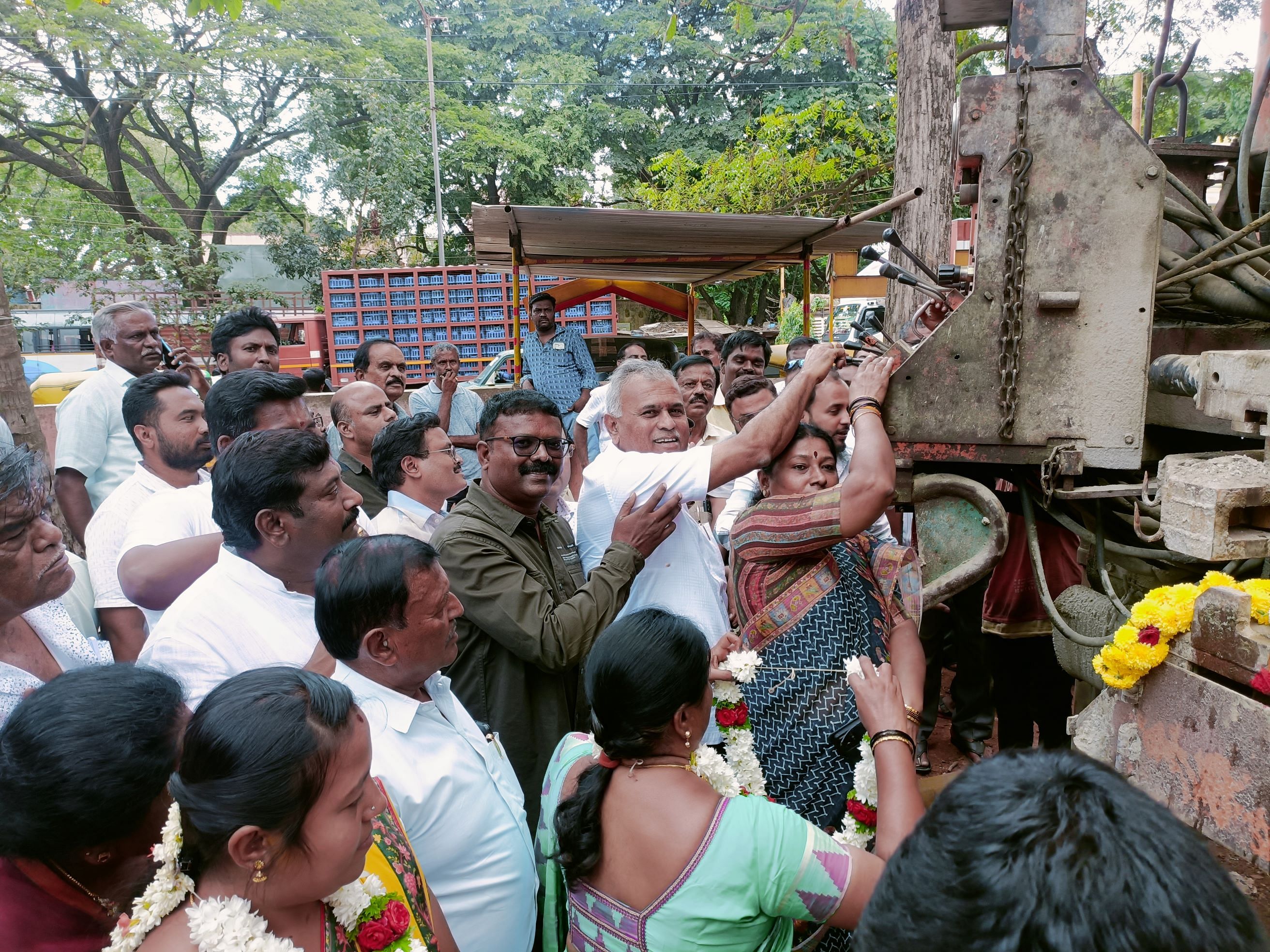 ಮಾಲೂರು ಪಟ್ಟಣದ ಮಾರಿಕಾಂಬ ವೃತ್ತದ ಬಳಿಯ ತಾಲ್ಲೂಕು ಪಂಚಾಯಿತಿ ನಿವೇಶನದಲ್ಲಿ ಮುಕ್ತಾಯ ಹಂತದಲ್ಲಿರುವ ಇಂದಿರಾ ಕ್ಯಾಂಟಿನ್ ಕಟ್ಟಡದ ಬಳಿ ಕೊಳವೆಬಾವಿ ಕೊರೆಯುವ ಕಾರ್ಯಕ್ರಮಕ್ಕೆಶಾಸಕ ಕೆ.ವೈ.ನಂಜೇಗೌಡ ಚಾಲನೆ ನೀಡಿದರು. ಪುರಸಭಾಧ್ಯಕ್ಷೆ ಕೋಮಲ ಇದ್ದಾರೆ.