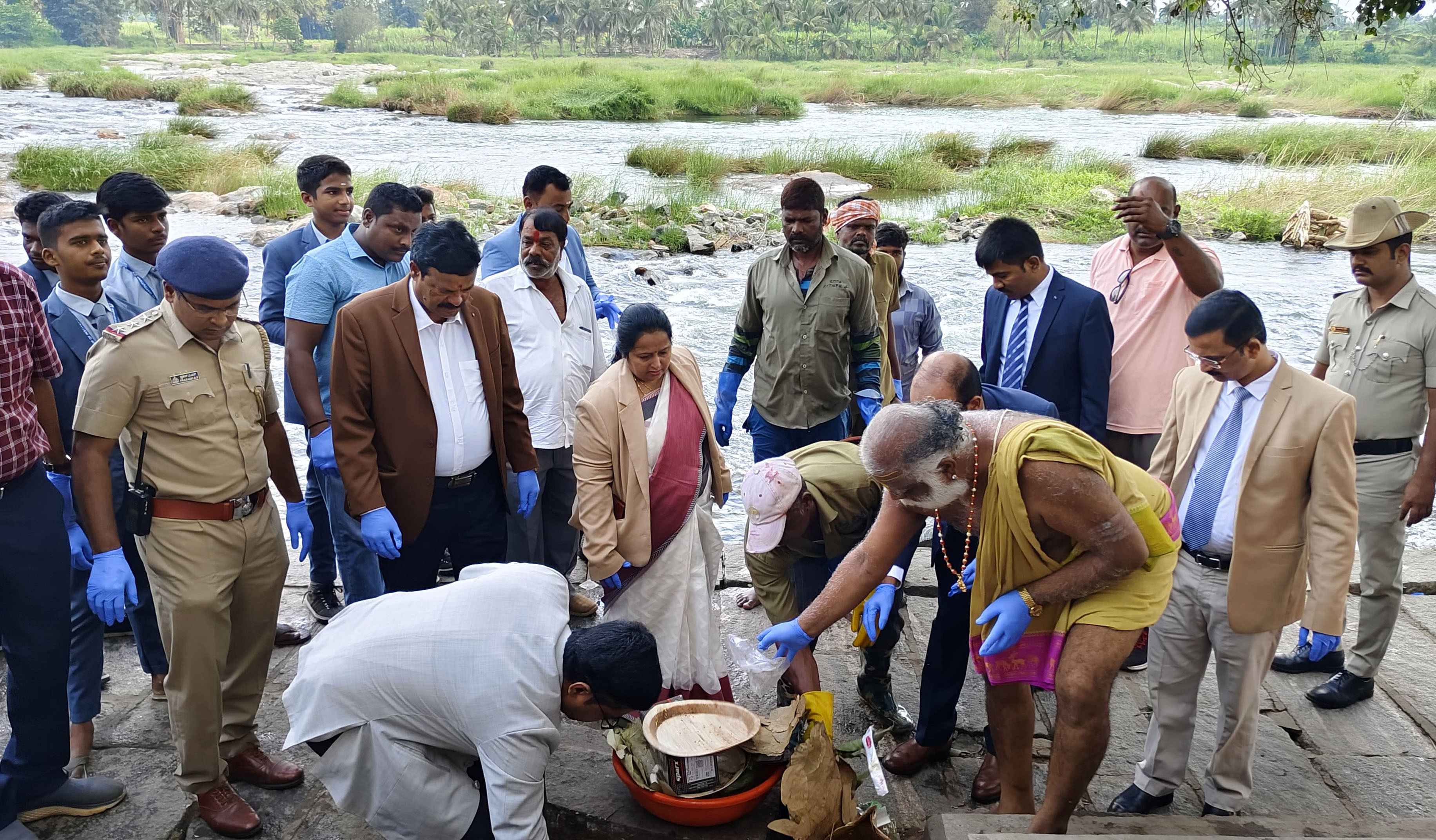 ಶ್ರೀರಂಗಪಟ್ಟಣ ಸ್ನಾನಘಟ್ಟದ ಬಳಿ, ಕಾವೇರಿ ನದಿ ತೀರದಲ್ಲಿ ಬಿದ್ದಿದ್ದ ತ್ಯಾಜ್ಯವನ್ನು ನ್ಯಾಯಾಧೀಶರಾದ ಗೋಪಾಲಕೃಷ್ಣ ರೈ, ಎಂ.ಕೆ. ರೂಪಾ, ಮಹದೇವಪ್ಪ, ಹರೀಶ್‌ ಕುಮಾರ್‌, ಹನುಮಂತರಾಯಪ್ಪ, ಜ್ಯೋತಿಷಿ ವಿ. ಭಾನುಪ್ರಕಾಶ್‌ ಶರ್ಮಾ, ವಕೀಲರ ಸಂಘದ ಅಧ್ಯಕ್ಷ ಸತ್ಯನಾರಾಯಣ ಸೋಮವಾರ ಸಂಗ್ರಹಿಸಿದರು