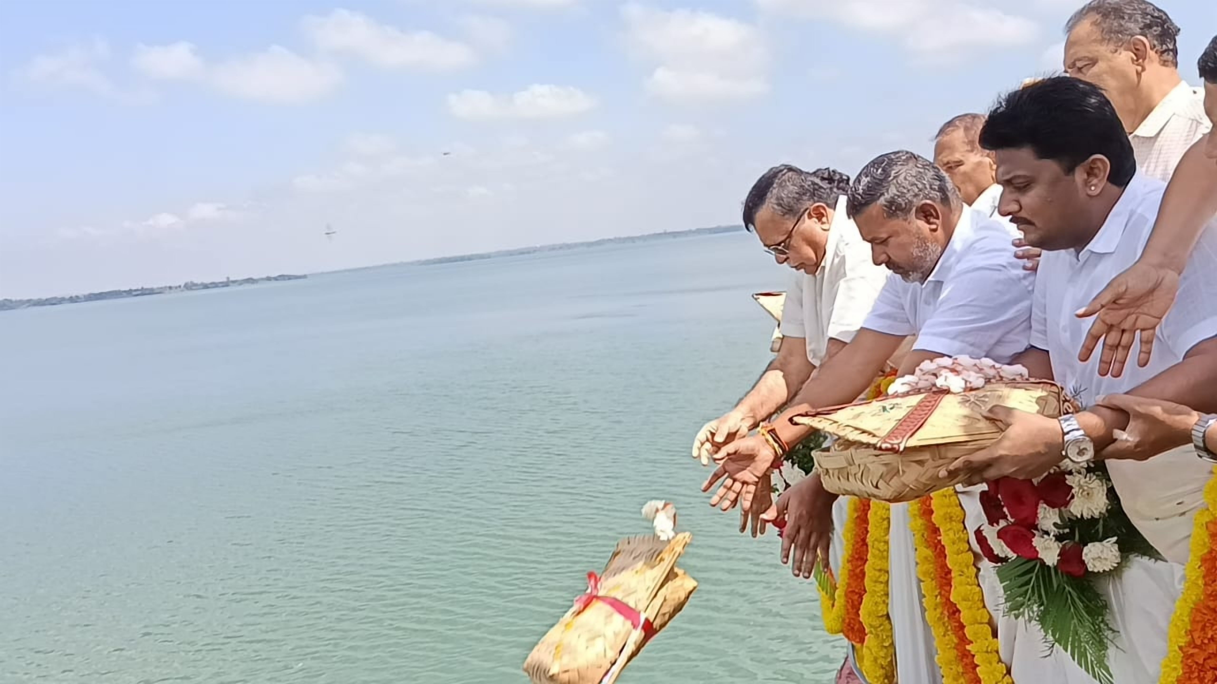 ಹಾಸನ ತಾಲ್ಲೂಕಿನ ಗೊರೂರಿನಲ್ಲಿರುವ ಹೇಮಾವತಿ ಜಲಾಶಯಕ್ಕೆ ಜಿಲ್ಲಾ ಉಸ್ತುವಾರಿ ಸಚಿವ ಕೆ.ಎನ್‌. ರಾಜಣ್ಣ ಸೋಮವಾರ ಬಾಗಿನ ಅರ್ಪಿಸಿದರು. ಗೃಹ ಮಂಡಳಿ ಅಧ್ಯಕ್ಷ ಕೆ.ಎಂ. ಶಿವಲಿಂಗೇಗೌಡ, ಶಾಸಕ ಸಿಮೆಂಟ್‌ ಮಂಜು, ಸಂಸದ ಶ್ರೇಯಸ್ ಪಟೇಲ್‌ ಪಾಲ್ಗೊಂಡಿದ್ದರು