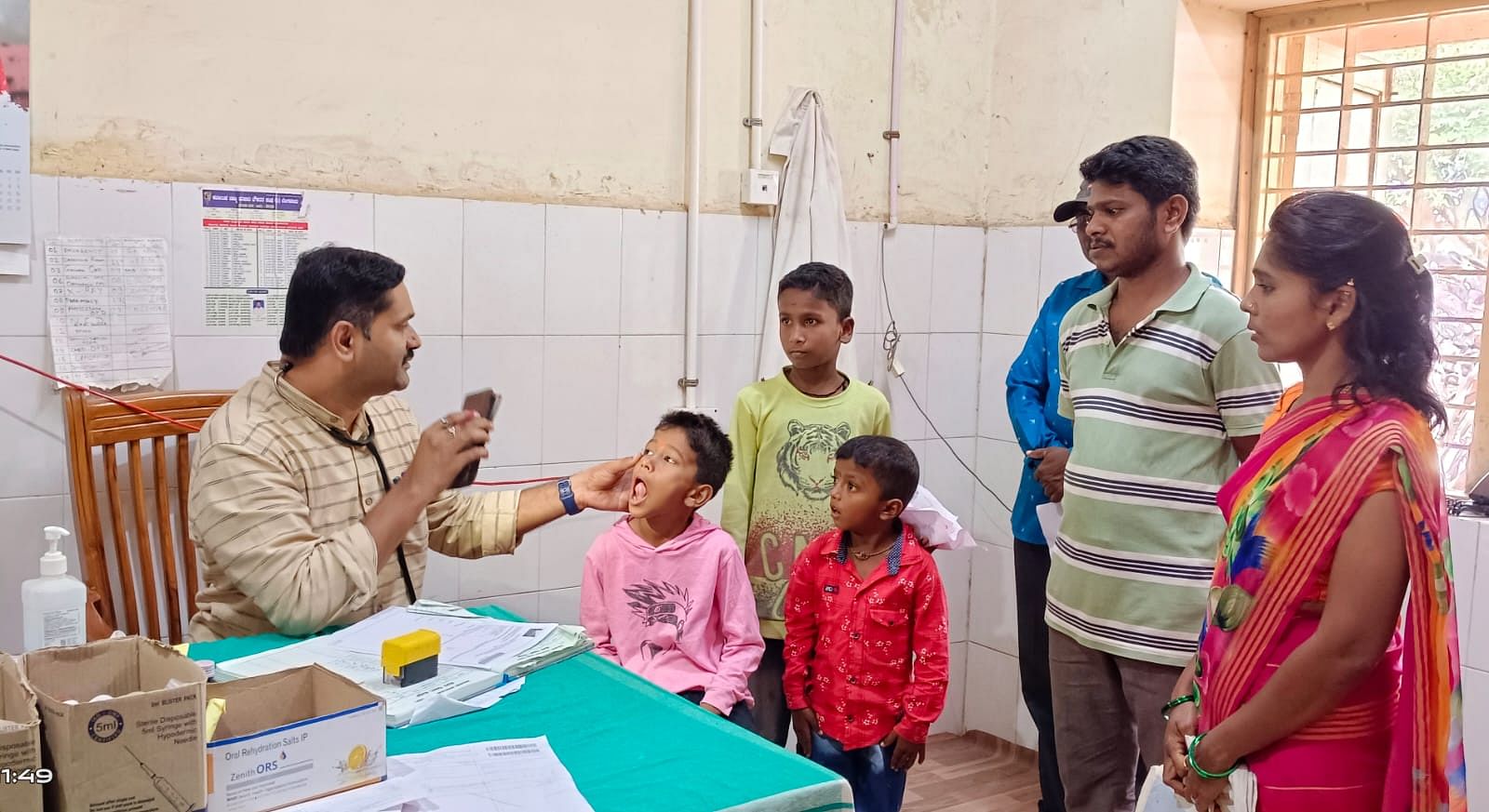 ಬೀಳಗಿ ತಾಲ್ಲೂಕು ಆಸ್ಪತ್ರೆಯಲ್ಲಿ ವ್ಯಾಪಕ ವೈರಾಣು ಜ್ವರದಿಂದ ಬಳಲುತ್ತಿದ್ದ ಮಕ್ಕಳಿಗೆ ವೈದ್ಯರು ಮಂಗಳವಾರ ಚಿಕಿತ್ಸೆ ನೀಡಿದರು