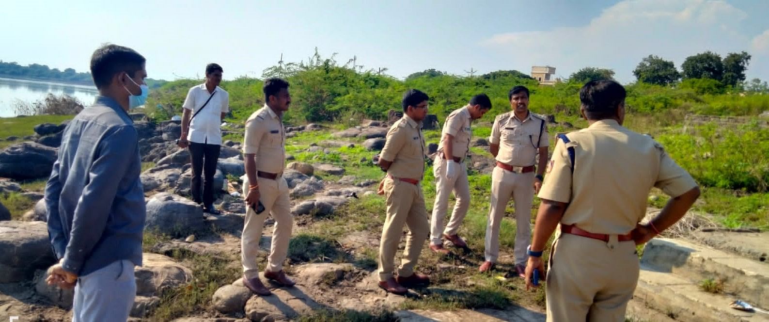 ಅಫಜಲಪುರ ತಾಲೂಕಿನ ದೇವಲ ಗಾಣಗಾಪುರದ ಚಕ್ರೇಶ್ವರ ತೀರ್ಥದ ಹತ್ತಿರ ಅಪರಿಚಿತ ಶವ ಪತ್ತೆಯಾಗಿದ್ದು, ಸ್ಥಳಕ್ಕೆ ಎಸ್ಪಿ ಅಡ್ಡೂರು ಶ್ರೀನಿವಾಸಲು ಭೇಟಿ ನೀಡಿ ಪರಿಶೀಲಿಸಿದರು