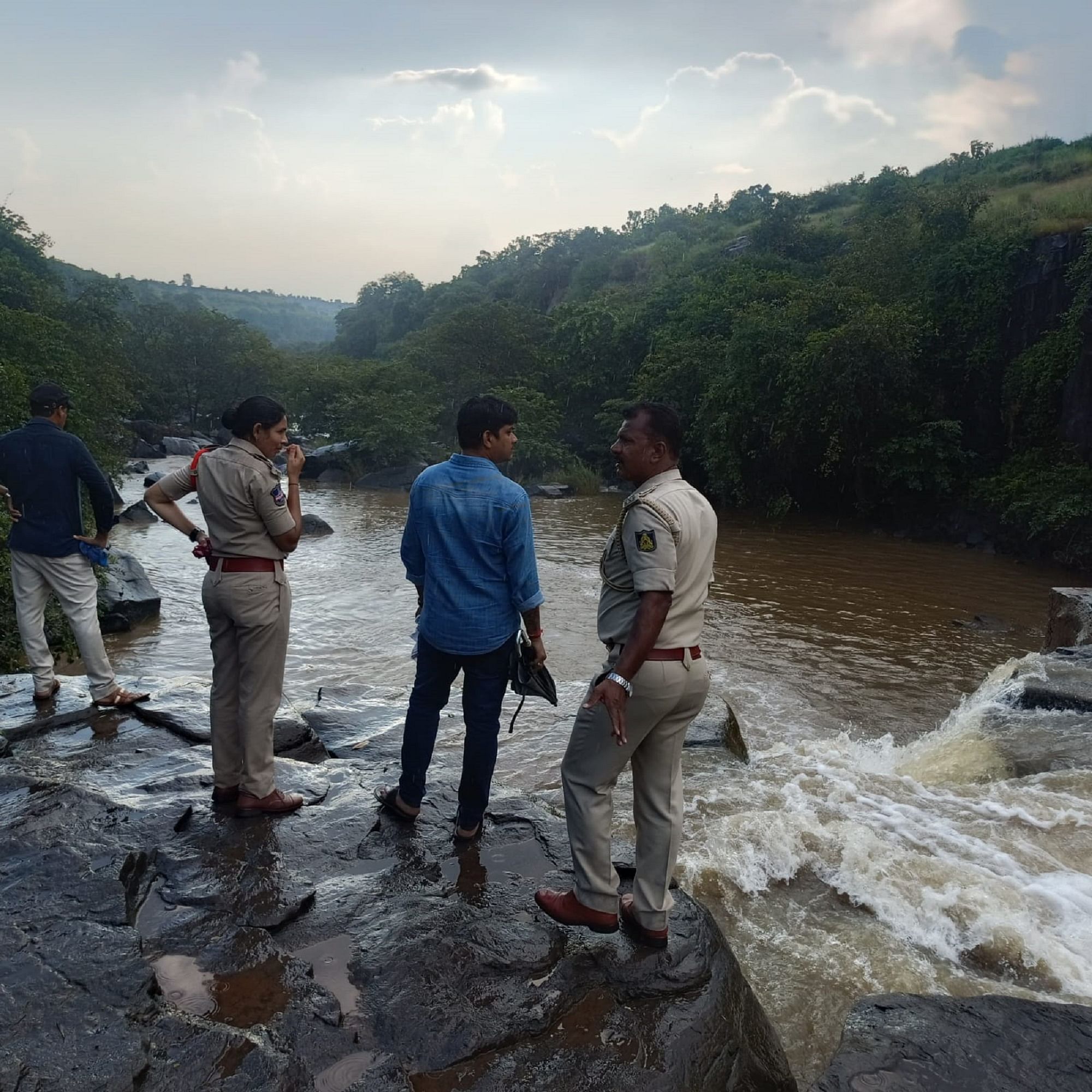 ಚಿಂಚೋಳಿ ತಾಲ್ಲೂಕಿನ ಎತ್ತಿಪೋತೆ ಜಲಪಾತದ ವಿಕಾರಾಬಾದ್‌ ಜಿಲ್ಲೆಯ ದಾರೂರ ಸರ್ಕಲ್ ಇನ್‌ಸ್ಪೆಕ್ಟರ್‌ ಭೀಮಕುಮಾರ ಹಾಗೂ ಕುಂಚಾವರಂ ಠಾಣೆ ಸಬ್ ಇನ್‌ಸ್ಪೆಕ್ಟರ್ ವೆಂಕಟೇಶ ನಾಯಕ ಮಂಗಳವಾರ ಸ್ಥಳ ಪರಿಶೀಲಿಸಿದರು