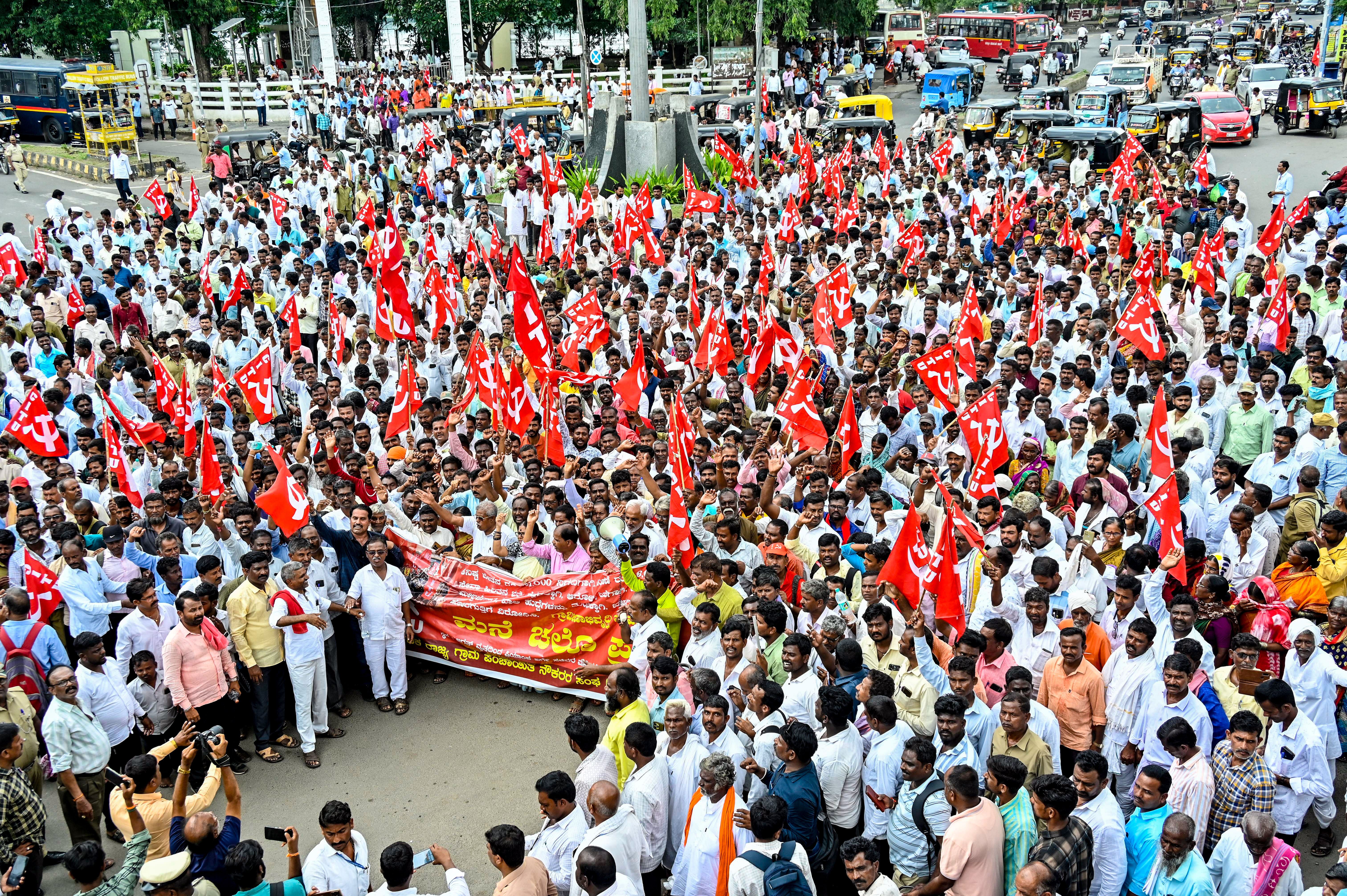 ಕರ್ನಾಟಕ ರಾಜ್ಯ ಗ್ರಾಮ ಪಂಚಾಯಿತಿ ನೌಕರರ ಸಂಘದ ಆಶ್ರಯದಲ್ಲಿ ಹೊರಗುತ್ತಿಗೆ ನೌಕರರು ಹಲವು ಬೇಡಿಕೆಗಳ ಈಡೇರಿಕೆಗೆ ಒತ್ತಾಯಿಸಿ ಮಂಗಳವಾರ ಕಲಬುರಗಿಯಲ್ಲಿ ಬೃಹತ್‌ ಪ್ರತಿಭಟನಾ ಮೆರವಣಿಗೆ ನಡೆಸಿದರು      ಪ್ರಜಾವಾಣಿ ಚಿತ್ರ: ತಾಜುದ್ದೀನ್‌ ಆಜಾದ್‌
