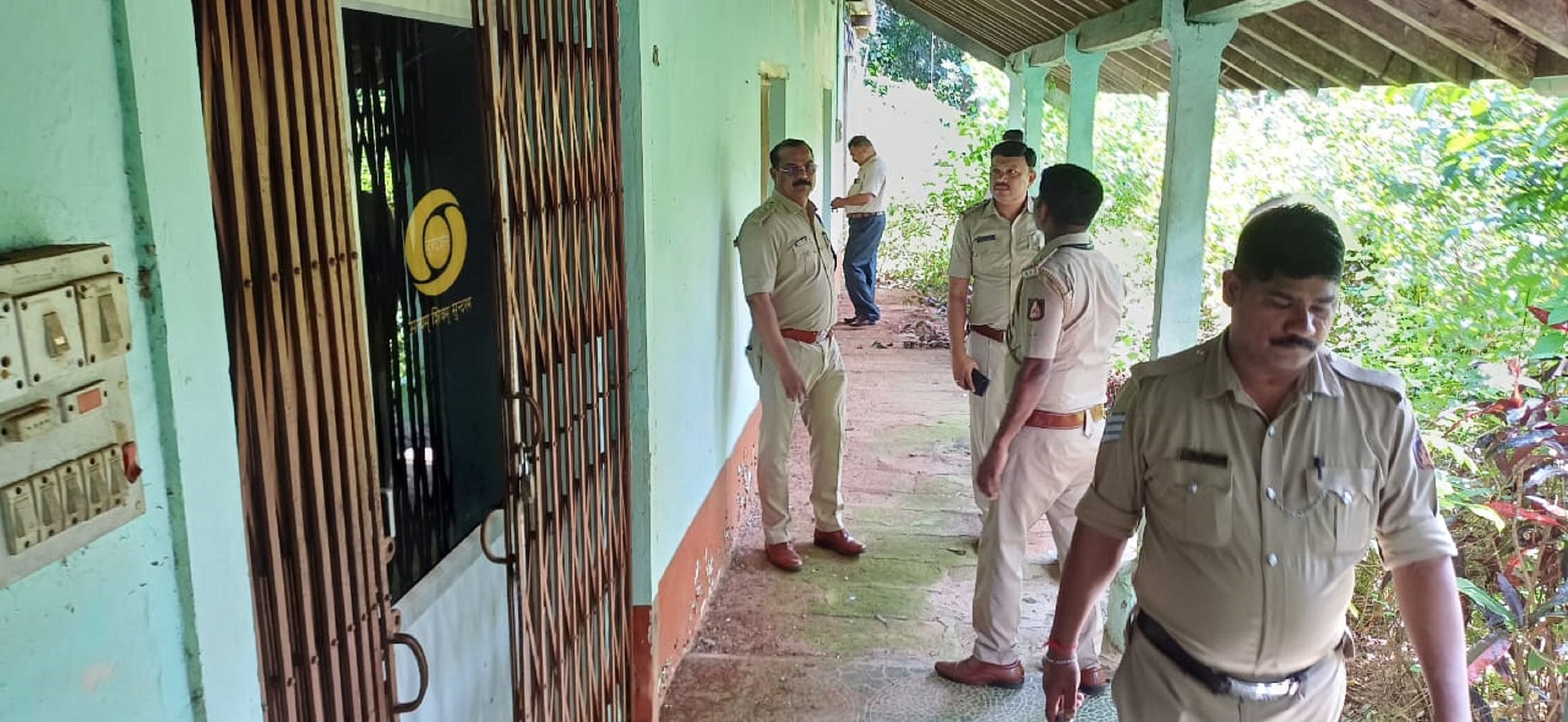 ಶಿರಸಿಯ ಚೌಕಿಮಠದ ಸಮೀಪದಲ್ಲಿ ಸ್ಥಗಿತಗೊಂಡ ದೂರದರ್ಶನ ಮರುಪ್ರಸಾರ ಕೇಂದ್ರದ ಕಟ್ಟಡವನ್ನು ಡಿಎಸ್ಪಿ ಗಣೇಶ ಕೆ.ಎಲ್, ಸಿಪಿಐ ಶಶಿಕಾಂತ ವರ್ಮಾ ಪರಿಶೀಲಿಸಿದರು