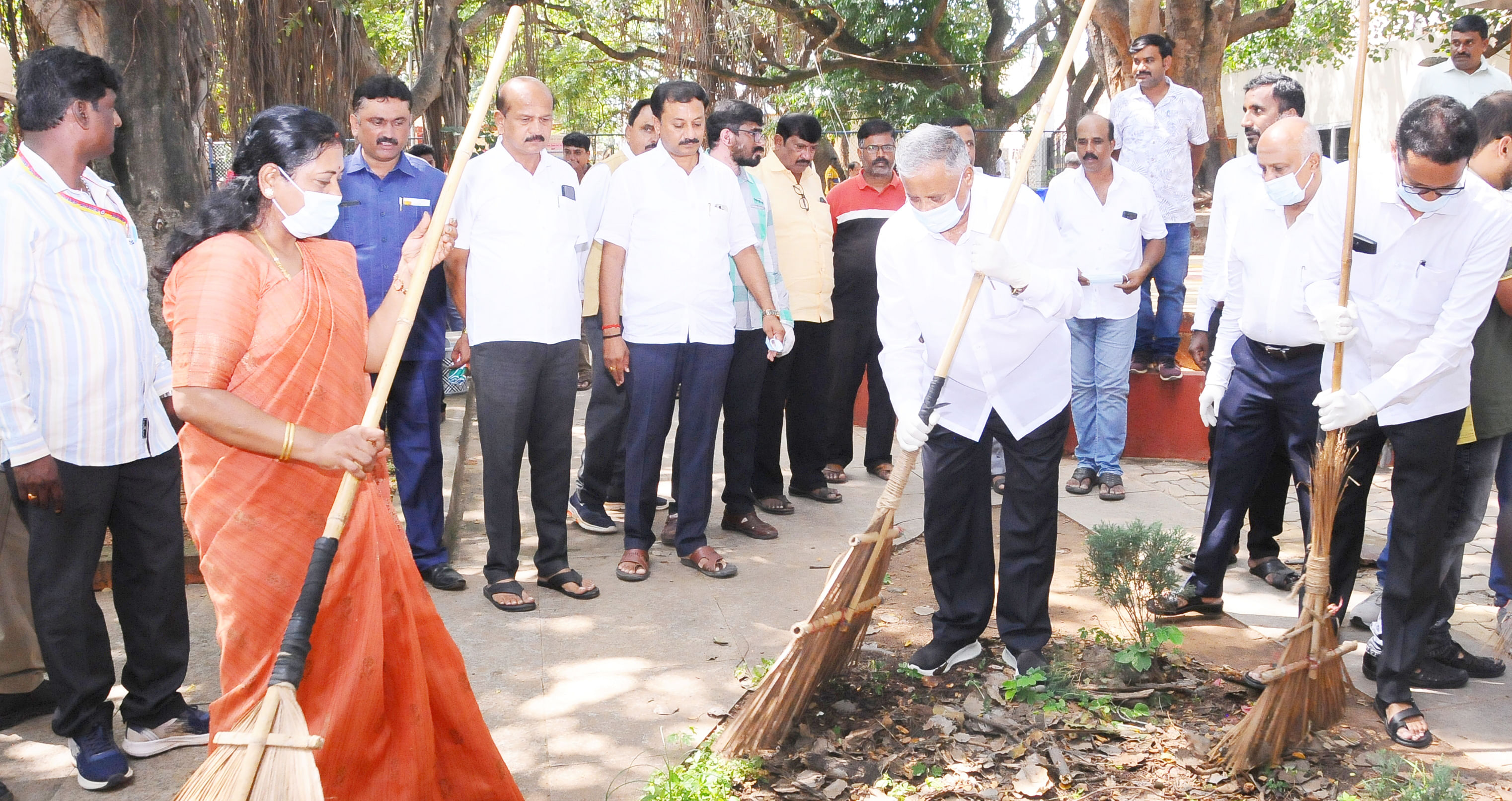 ತುಮಕೂರಿನ ಜೂನಿಯರ್‌ ಕಾಲೇಜು ಮೈದಾನದ ಆಲದಮರ ಪಾರ್ಕ್‌ನಲ್ಲಿ ಬುಧವಾರ ಕೇಂದ್ರ ಜಲ ಶಕ್ತಿ, ರೈಲ್ವೆ ಖಾತೆ ರಾಜ್ಯ ಸಚಿವ ವಿ.ಸೋಮಣ್ಣ ಸ್ವಚ್ಛತಾ ಕಾರ್ಯದಲ್ಲಿ ಪಾಲ್ಗೊಂಡಿದ್ದರು. ಶಾಸಕ ಜಿ.ಬಿ.ಜ್ಯೋತಿಗಣೇಶ್‌, ಗಿರಿಜಾ ಧನ್ಯಕುಮಾರ್, ಡಾ.ಎಸ್.ಪರಮೇಶ್ ಇತರರು ಹಾಜರಿದ್ದರು