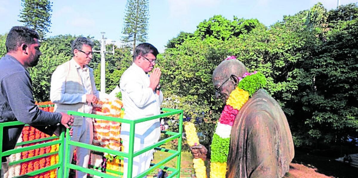 <div class="paragraphs"><p>ಬಿಬಿಎಂಪಿ ಆಡಳಿತಾಧಿಕಾರಿ ಎಸ್.ಆರ್ ಉಮಾಶಂಕರ್, ಮುಖ್ಯ ಆಯುಕ್ತ ತುಷಾರ್ ಗಿರಿನಾಥ್ ಅವರು ಮಹಾತ್ಮ ಗಾಂಧೀಜಿ ರಸ್ತೆಯಲ್ಲಿರುವ ಗಾಂಧೀಜಿಯವರ ಪ್ರತಿಮೆಗೆ ಮಾಲಾರ್ಪಣೆ ಮಾಡಿದರು</p></div>