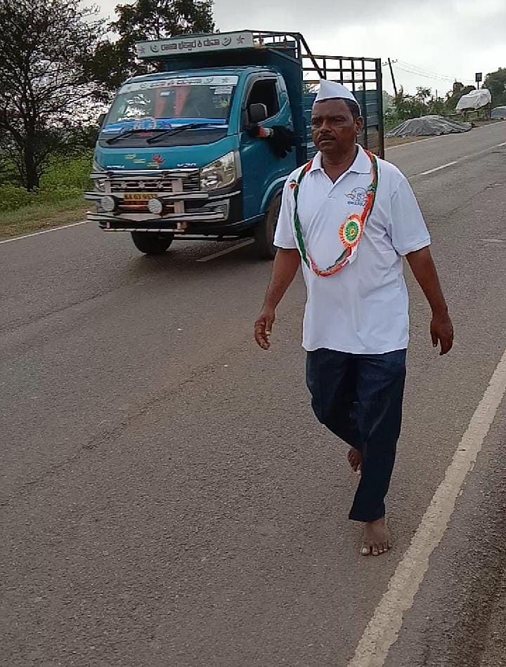 ಕುಂದಗೋಳ ತಾಲ್ಲೂಕಿನ ಸಂಶಿ ಗ್ರಾಮದ ಹನಮಂತ ಲಕ್ಷ್ಮಮೇಶ್ಟರ ಬರಿಗಾಲಿನಲ್ಲಿ ನಡೆದರು