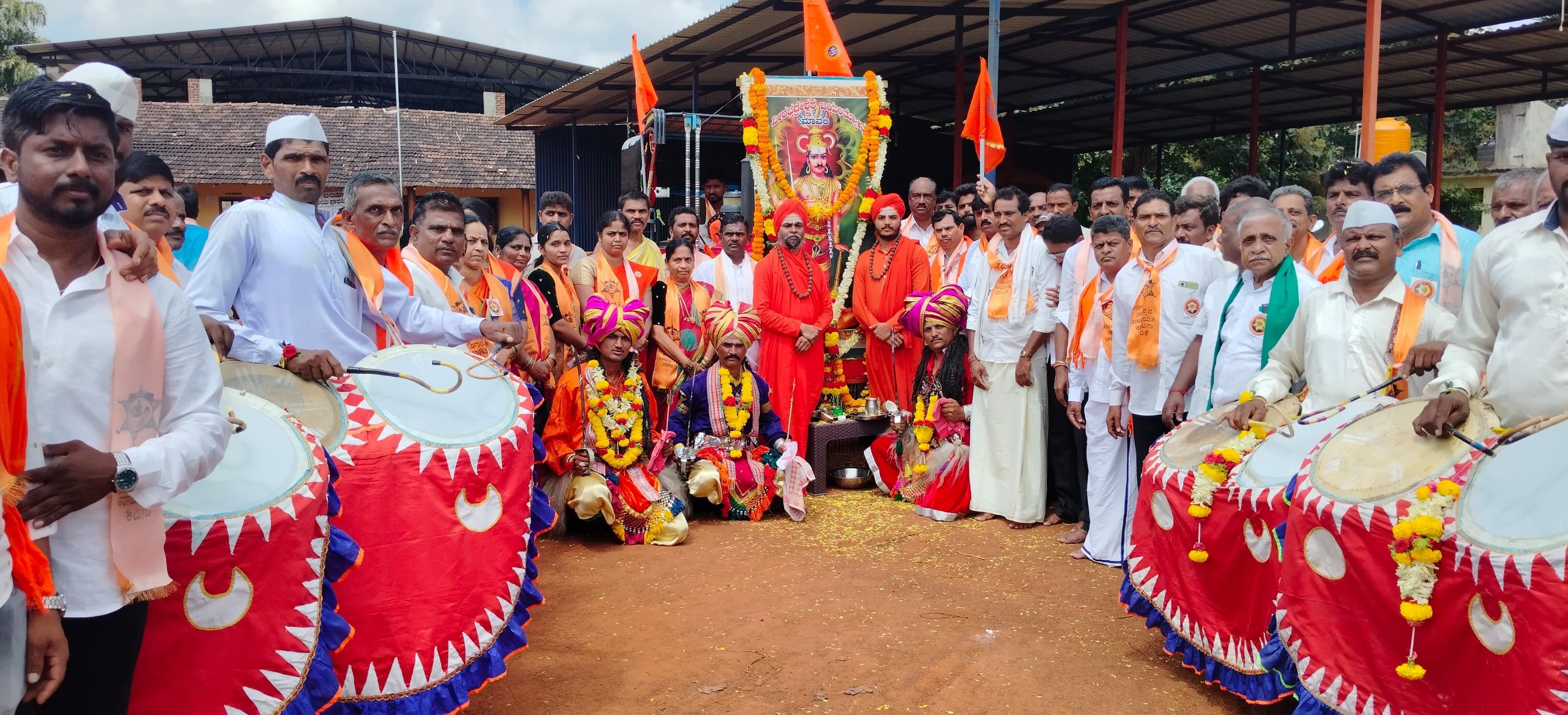 ಸೊರಬದ ಮುರುಘಾ ಮಠದ ಆವರಣದಲ್ಲಿ ವೀರಭದ್ರೇಶ್ವರ ಜಯಂತ್ಯುತ್ಸವ ಮೆರವಣಿಗೆ ನಡೆಯಿತು